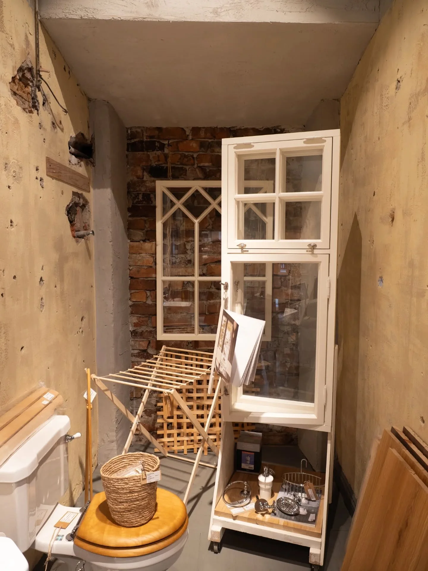 Upeat puuikkunat ja niiden pehme&auml;linjaiset helat. 🥰 J&auml;&auml;v&auml;t oman budjetin ulkopuolelle, mutta aina on ihanaa haaveilla.

Ja siis miten saa t&auml;llaisestakin pikkunurkasta ihastuttavan, kun asettelee ja korostaa valolla oikein. R