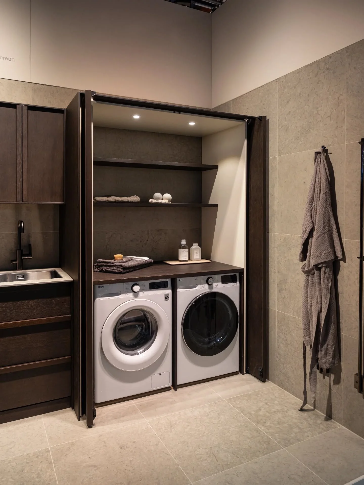 Pocketdoors! Keitti&ouml;st&auml; kodariin. Tykk&auml;&auml;n n&auml;ist&auml;, vaikka helasarja taitaakin olla se mik&auml; maksaa. 😏

T&auml;llainen Havenin tarjoilema ratkaisu houkuttaisi kodinhoitohuoneeseen, joka meill&auml; on suunnitteilla ik