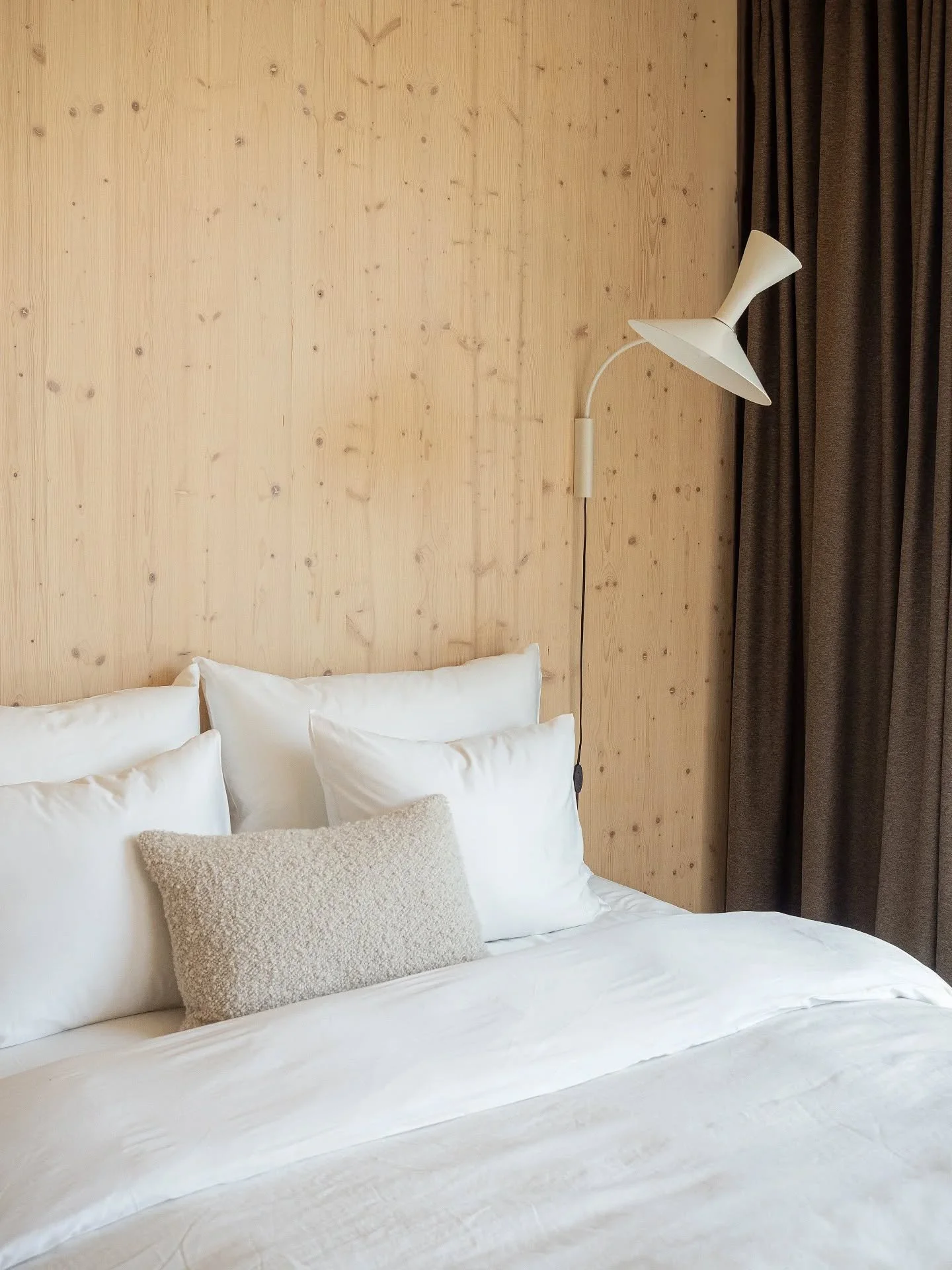 Seesteinen petaus Balmuirin lakanoilla 🥰 T&auml;m&auml; CLT-makkari l&ouml;ytyi punaisesta Hietasaaren Veistosta.

#hietasaarenveisto 
#asuntomessut2025