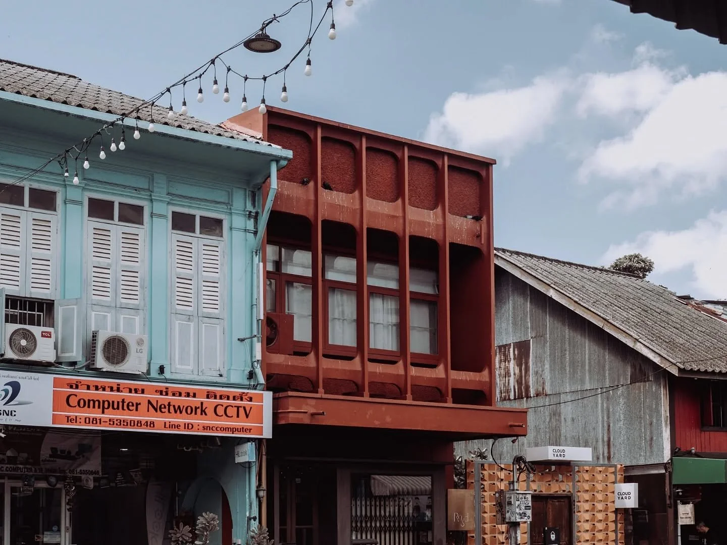 Phuketin vanhassa kaupungissa ihasteltiin kiinalais-portugalilaista arkkitehtuuria. Rakennukset heijastavat saaren historiaa 1800-luvun lopun ja 1900-luvun alun tinakaivosteollisuuden kukoistusajalta.

My&ouml;s ensimm&auml;isen kuvan moderni liiketa