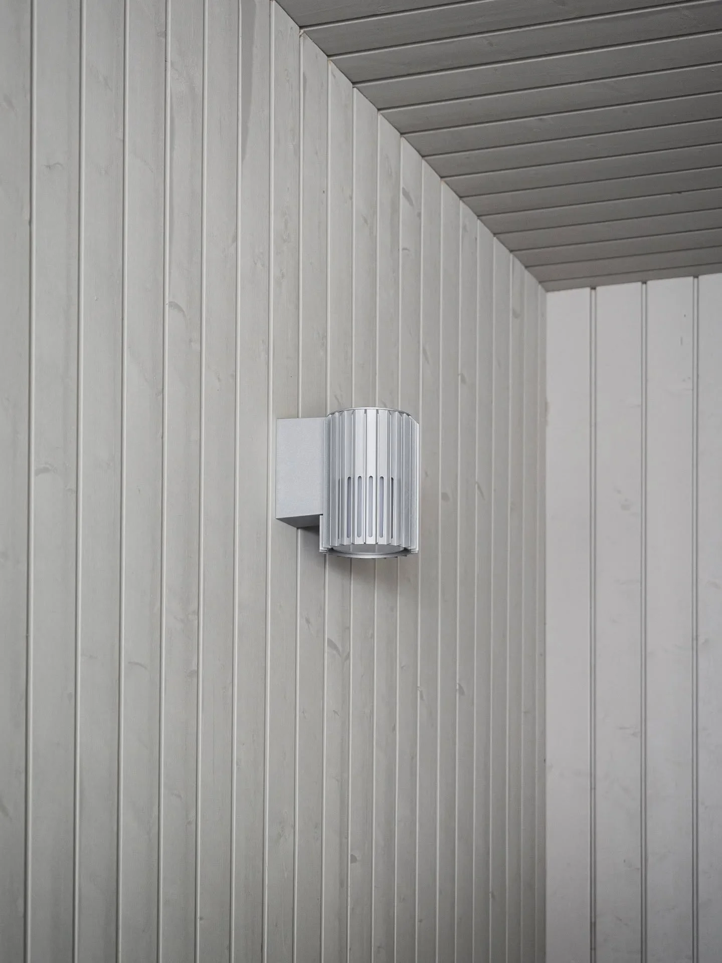 Villa Aavassa ihastutti julkkarin metallivalaisimet, Nordlux Aludro, ja tyyliin sointuva viile&auml;nvaalea maalis&auml;vy. Sis&auml;ll&auml; puolestaan puhdaslinjainen tammiviilukeitti&ouml;, kromihana Axor. 

#villaaava
#asuntomessut2025