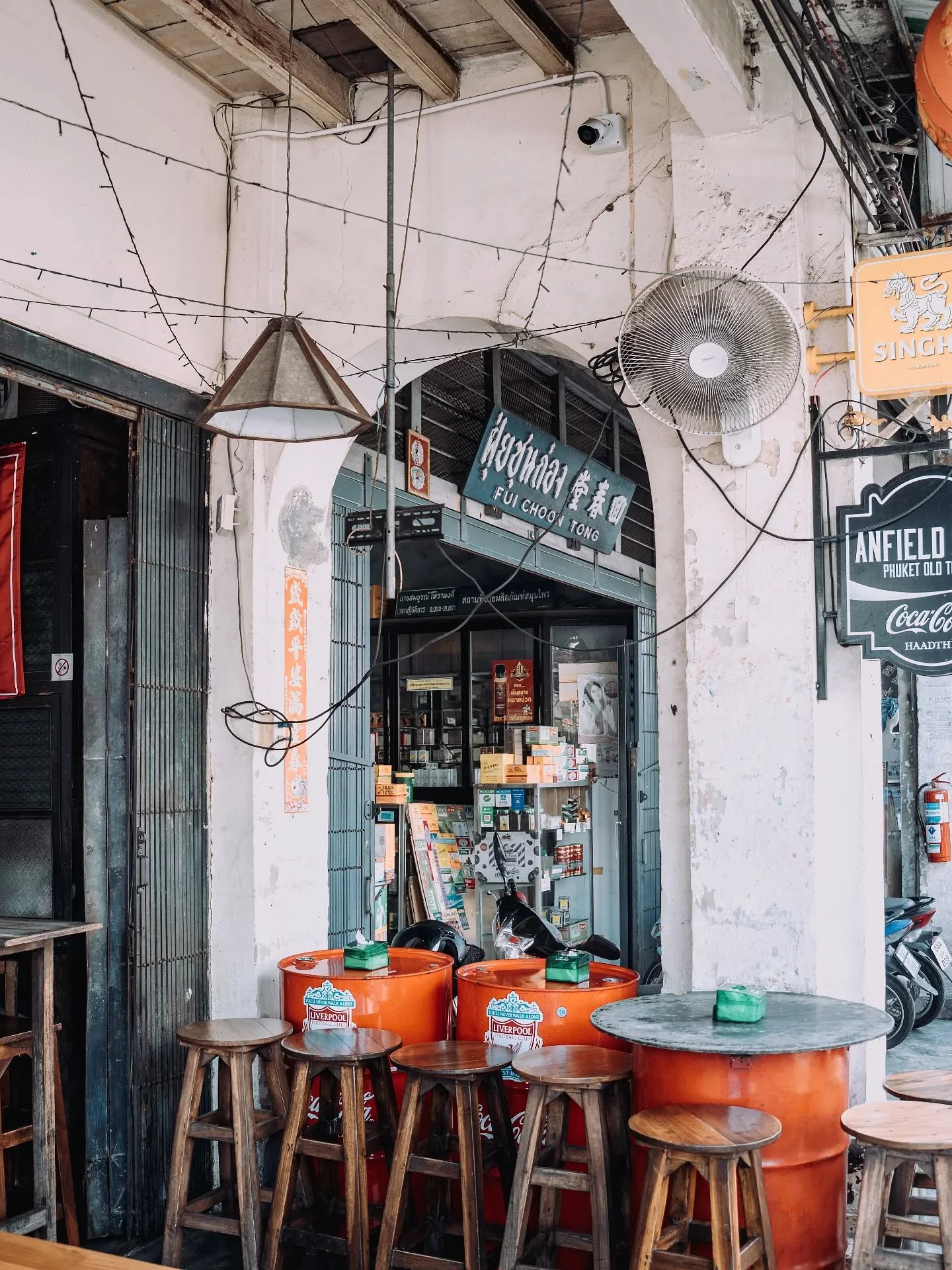 Phuket townin kahvilat ja baarit 🍸

Otettiin smoothiet kivassa risteyskohdassa ja katseltiin ihmisvilin&auml;&auml;, toisaalla taas lounasta sis&auml;tiloissa ilmal&auml;mp&ouml;pumpun viileydess&auml;. Kuumimpaan aikaan ei betonikaupungissa oikein 