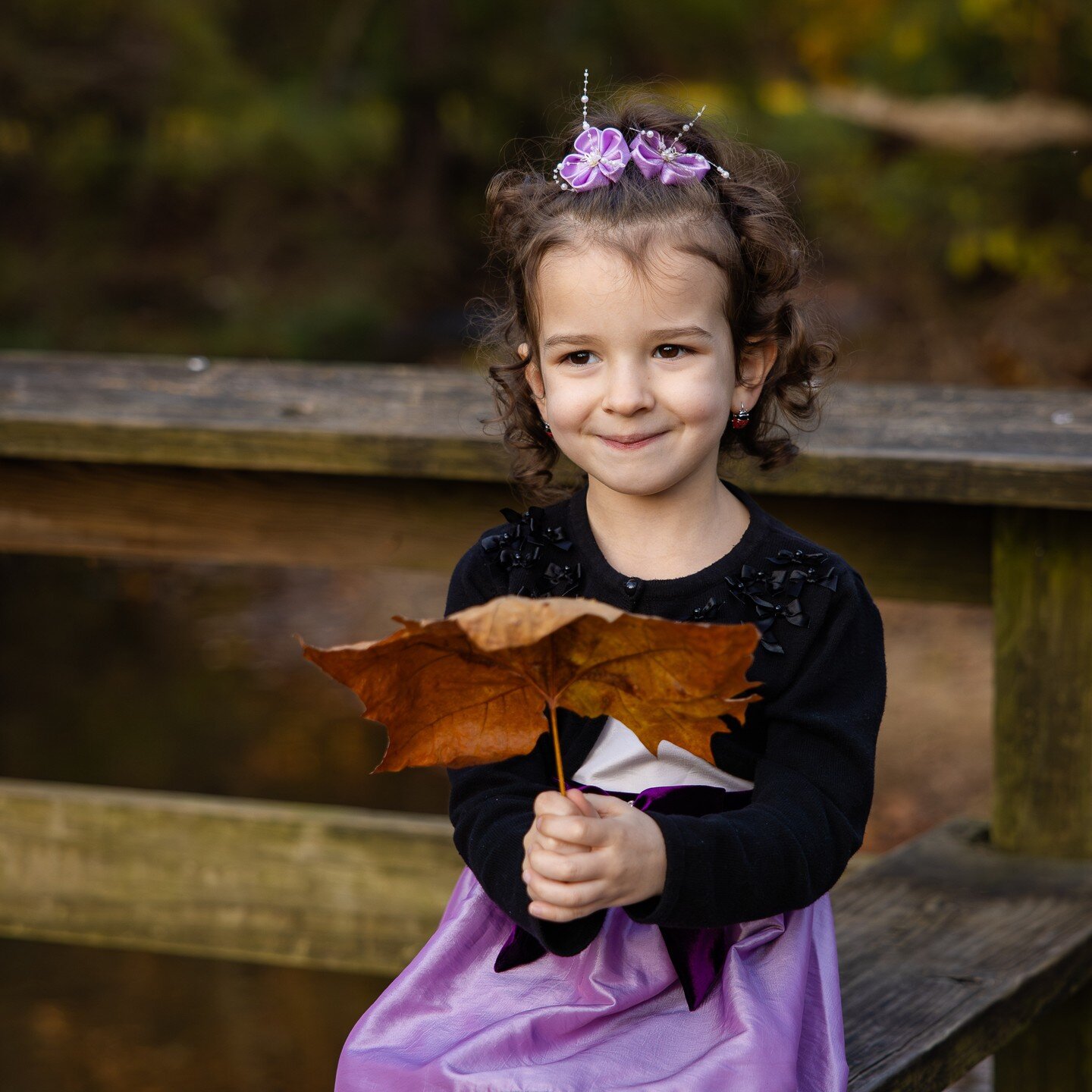 When the leaves start falling down, we all try to get the last of the colors and sun. Backgrounds start looking like paintings, and the golden sun softens the looks. I could not have wished for better weather for this session and my clients. Always l