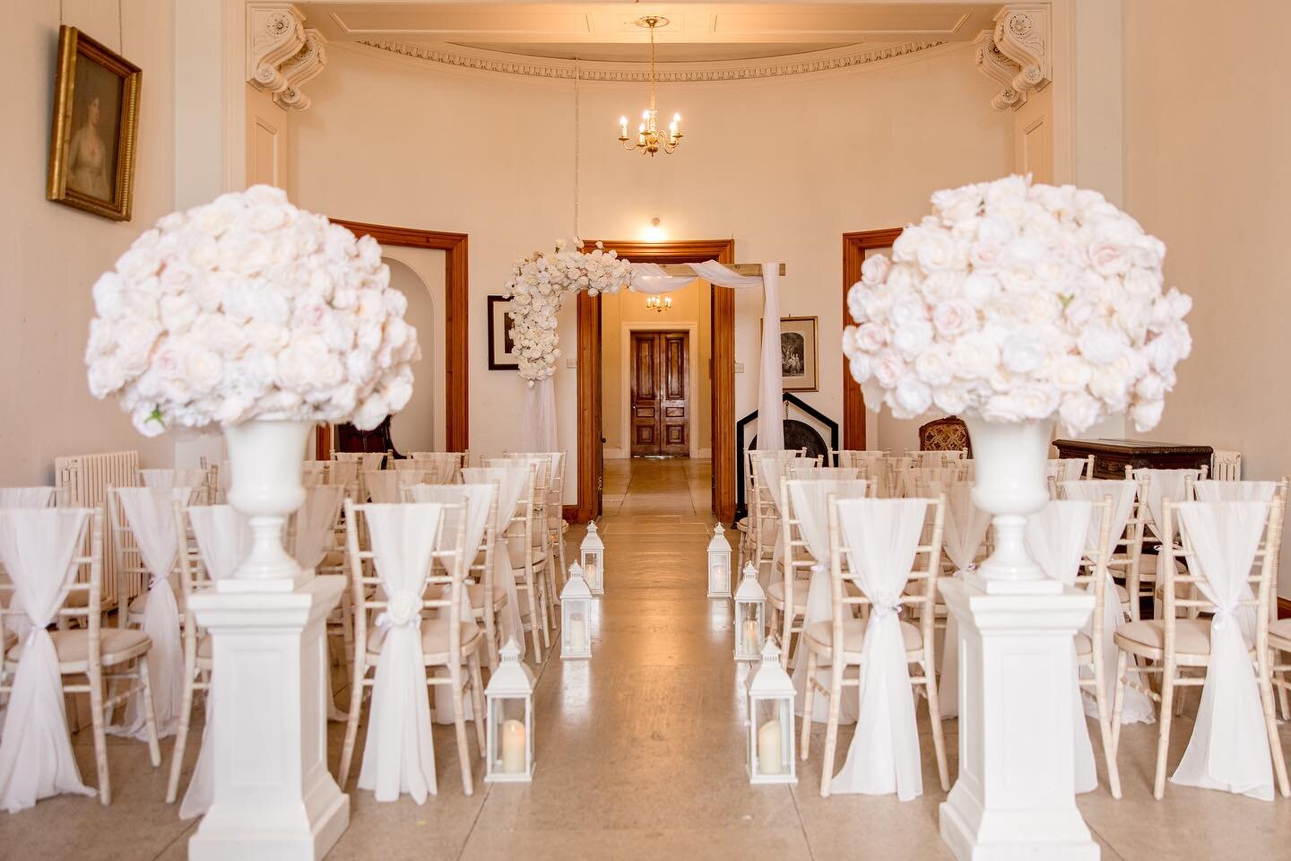 Did you know? Rookesbury is a licensed wedding venue!

Pictured here is the entrance hall all set up for the ceremony. We have a variety of rooms to choose from with different capacities; get in touch with us to find out more! 

Shoot for @thewedding