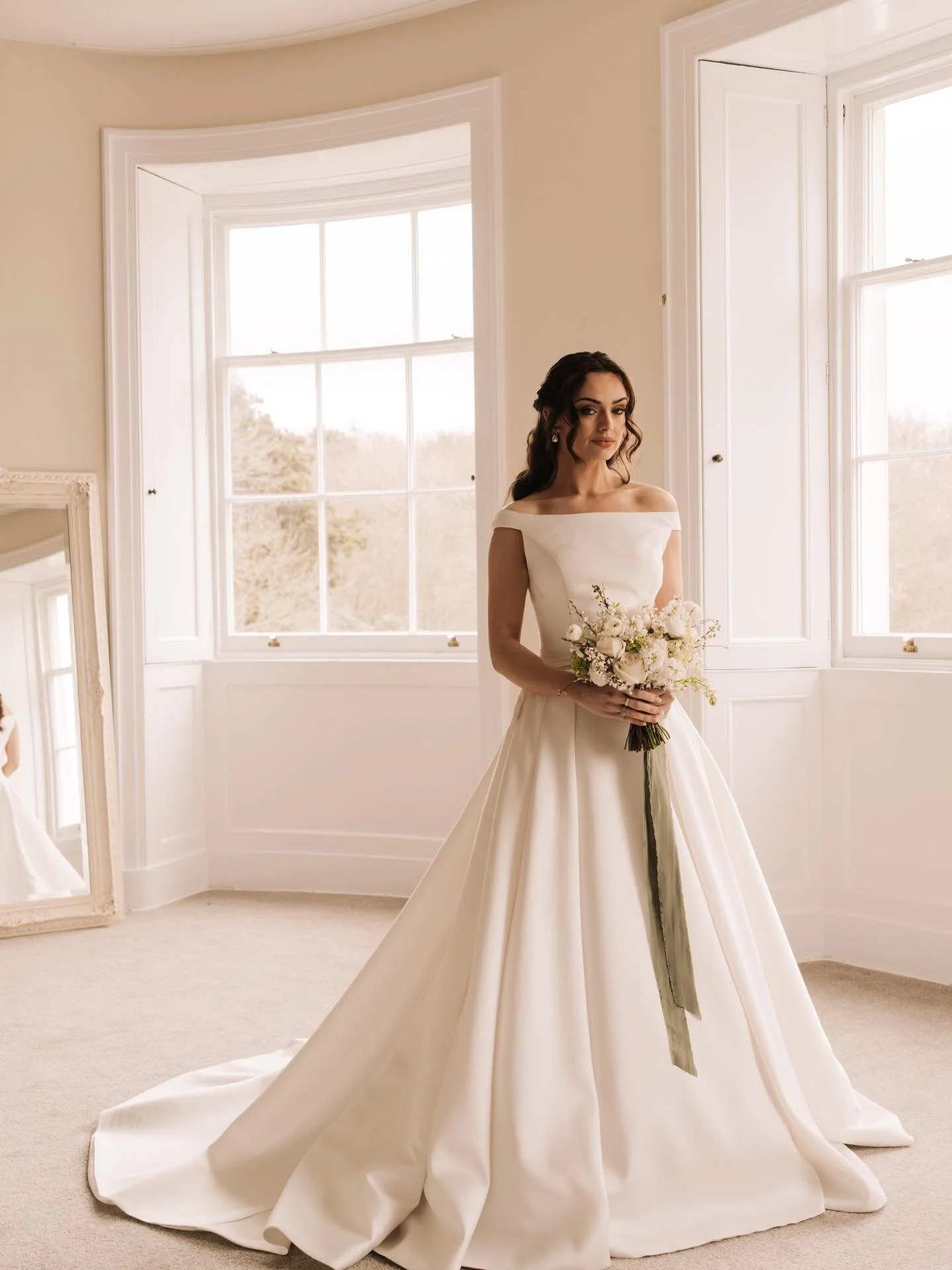 STYLED SHOOT - Brief: Lux aesthetic with green and white florals. 

Last night we received the sneak peaks back from the insanely talented @lucypoulakiphotography and they took our breath away! 

We wanted to showcase our newly refurbished wedding pr