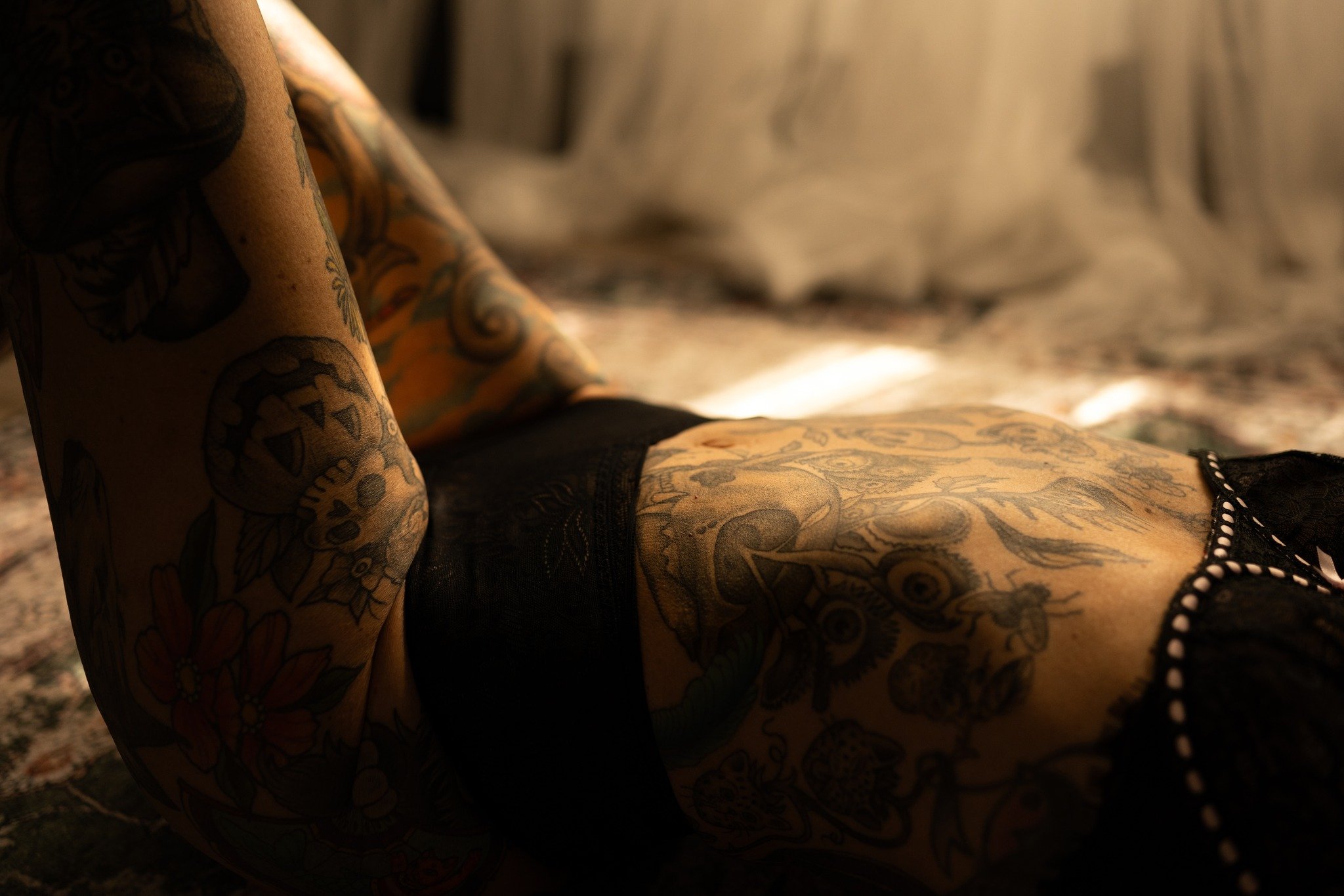 Hey ladies, have I mentioned how much I'm a sucker for detail shots? This girl's tattoos were just begging for all the close-ups, especially this captivating kitty skull that kept catching my camera's eye.
. 
www.boudoirbylawler.com
. 
#detailimages 