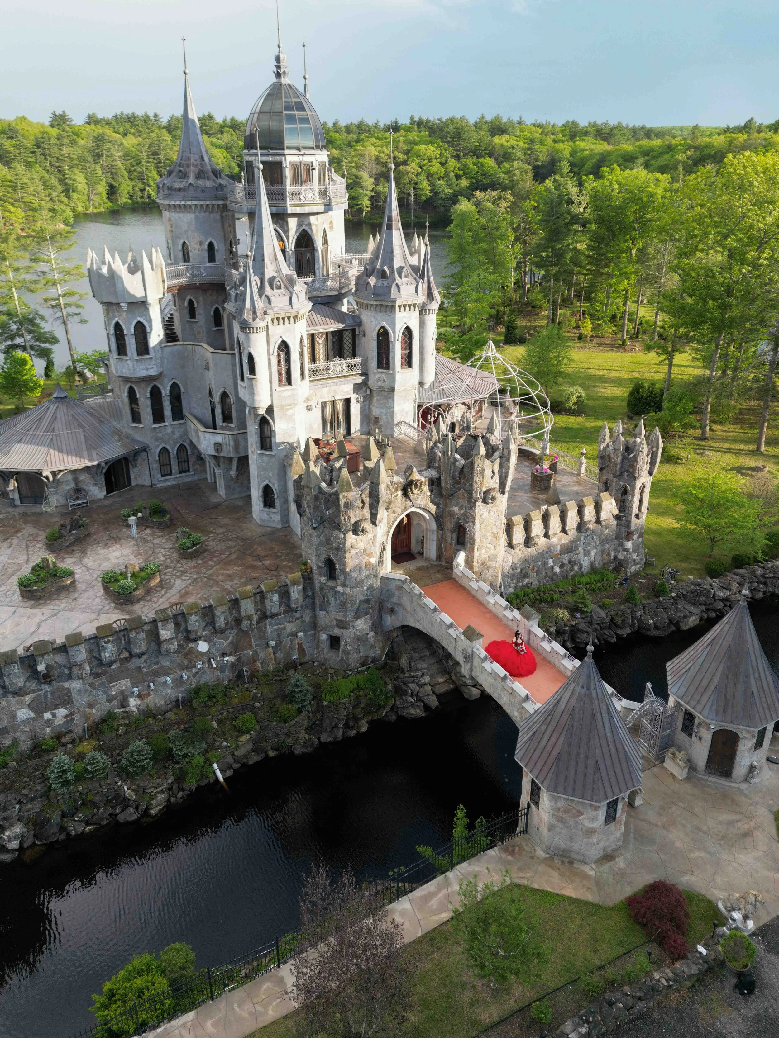 quinceanera-en-frente-de-un-castillo-1.jpg