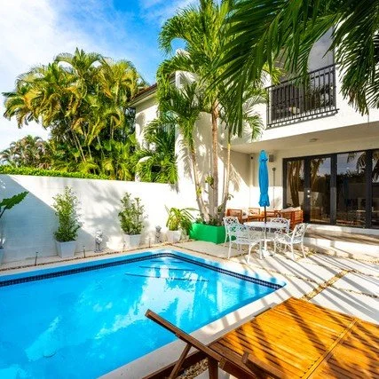 Beautifully re-modeled townhouse is Silver Bluff with a pool. Open layout, double-height living room ceilings, updated kitchen, all en-suite bedrooms, gated, 1-car garage and a ton of natural light. 

📍2766 SW 33rd Ave 
3 BDR | 3.5 BA | 2,278 LA | ~