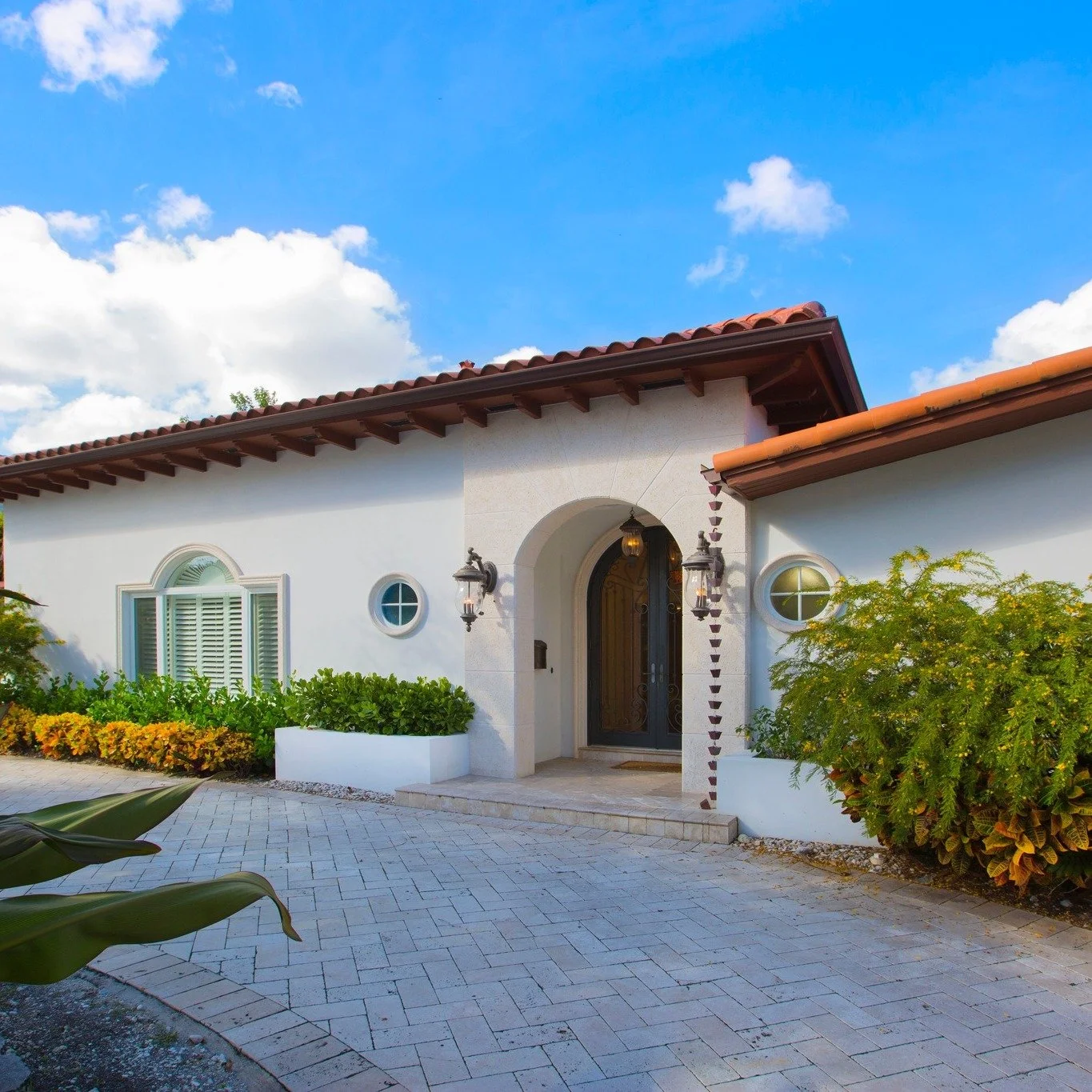 CORAL GABLES FOR RENT

Hacienda-style home w a modern flair. Beautifully finished w newer barrel-tile roof, hurricane-impact windows/doors throughout, marble/wood floors, custom built-ins &amp; 2-car garage. Formal foyer entry, open living/dining &am
