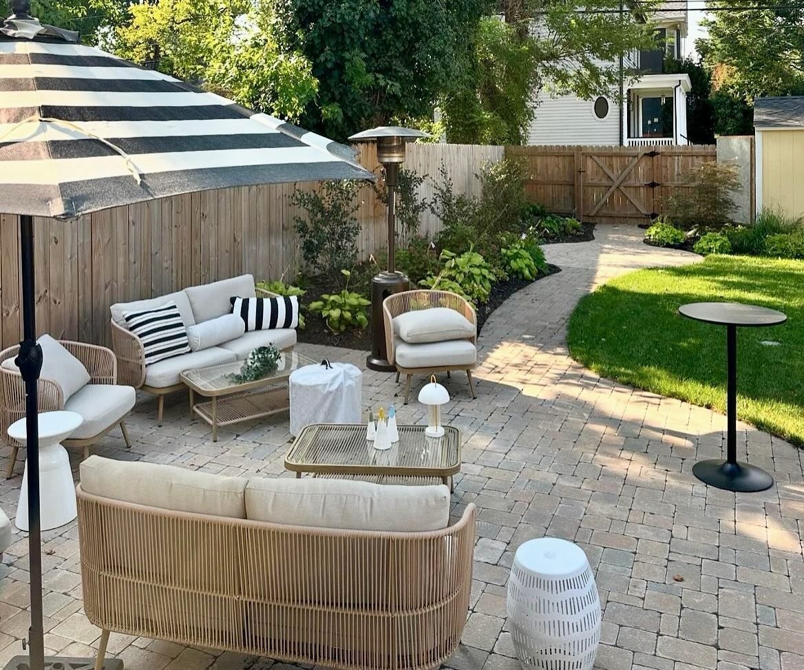 The weather is surprisingly patio worthy through the holidays in Virgina🍁🍂🍃
Imagine relaxing in your dream garden after the hustle and bustle in the kitchen. This landscape and patio design was one that brought many smiles for many reasons (iykyk)