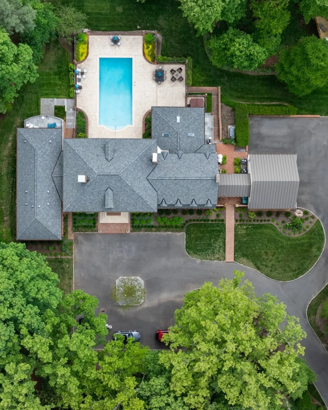 MDW we can try again next year☔️Our days by the pool will be here soon! 
I loved this project and can&rsquo;t wait to share more soon🌞