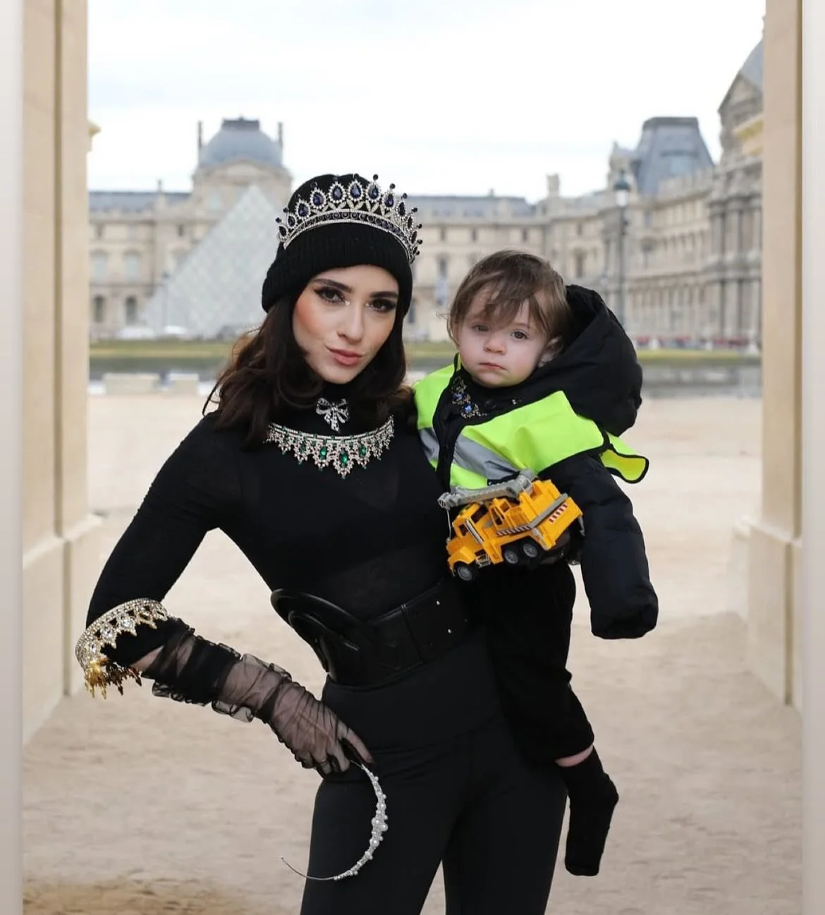 Our favorite Halloween costume this year is @afireinparis as the Louvre thief! 🇫🇷

Anya does incredible fashion tours throughout Paris that our founder, Julie, has loved experiencing.

If you&rsquo;re looking for a great activity in Paris, book a t