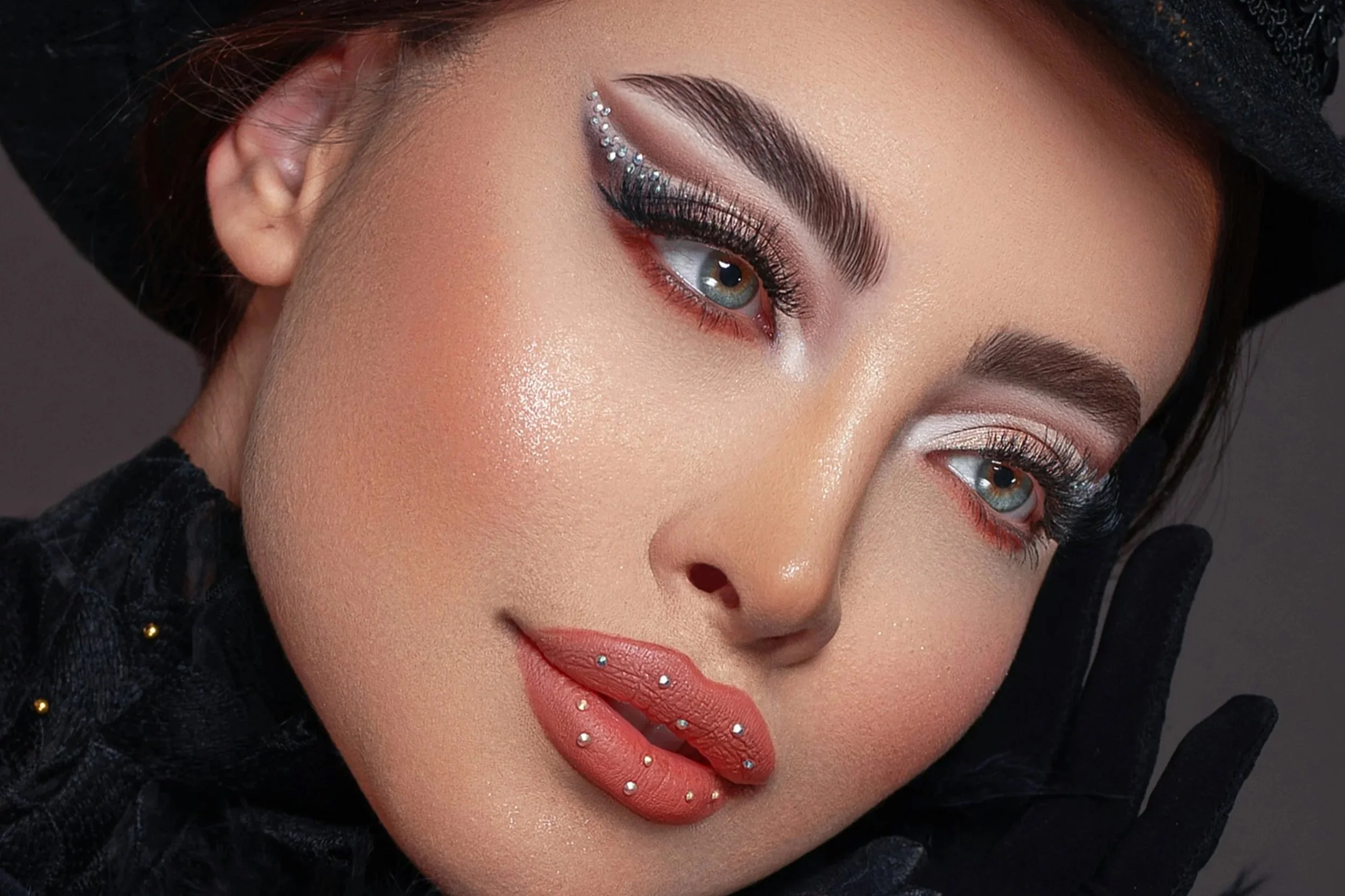Best Makeup Looks for December: Soft Glam, Bold Lip, or Glitter?