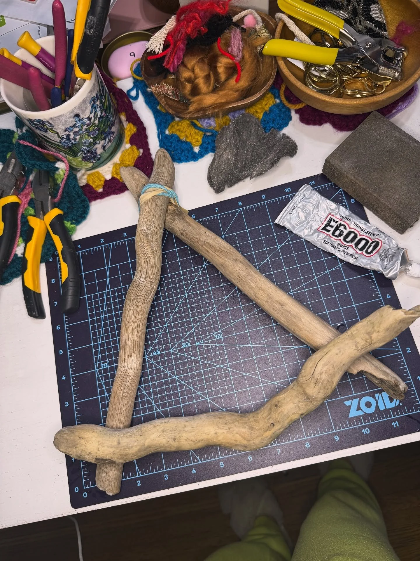 Working on a commissioned wall hanging! Excited for this one&rsquo;s blend of elements. Stay tuned 👀

#weavingloom #wallart #upcycleartist #fiberartist