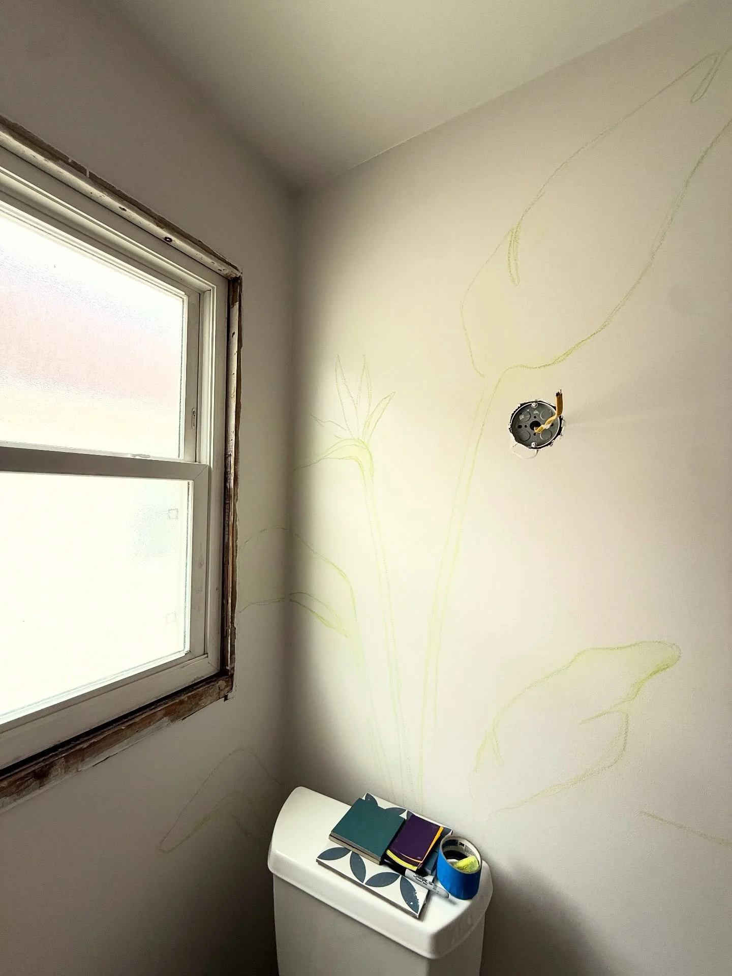 Big bold tropical bird of paradise mural sketch 💚

#interiordesigntrends #muralist #indoorpainting #sketching