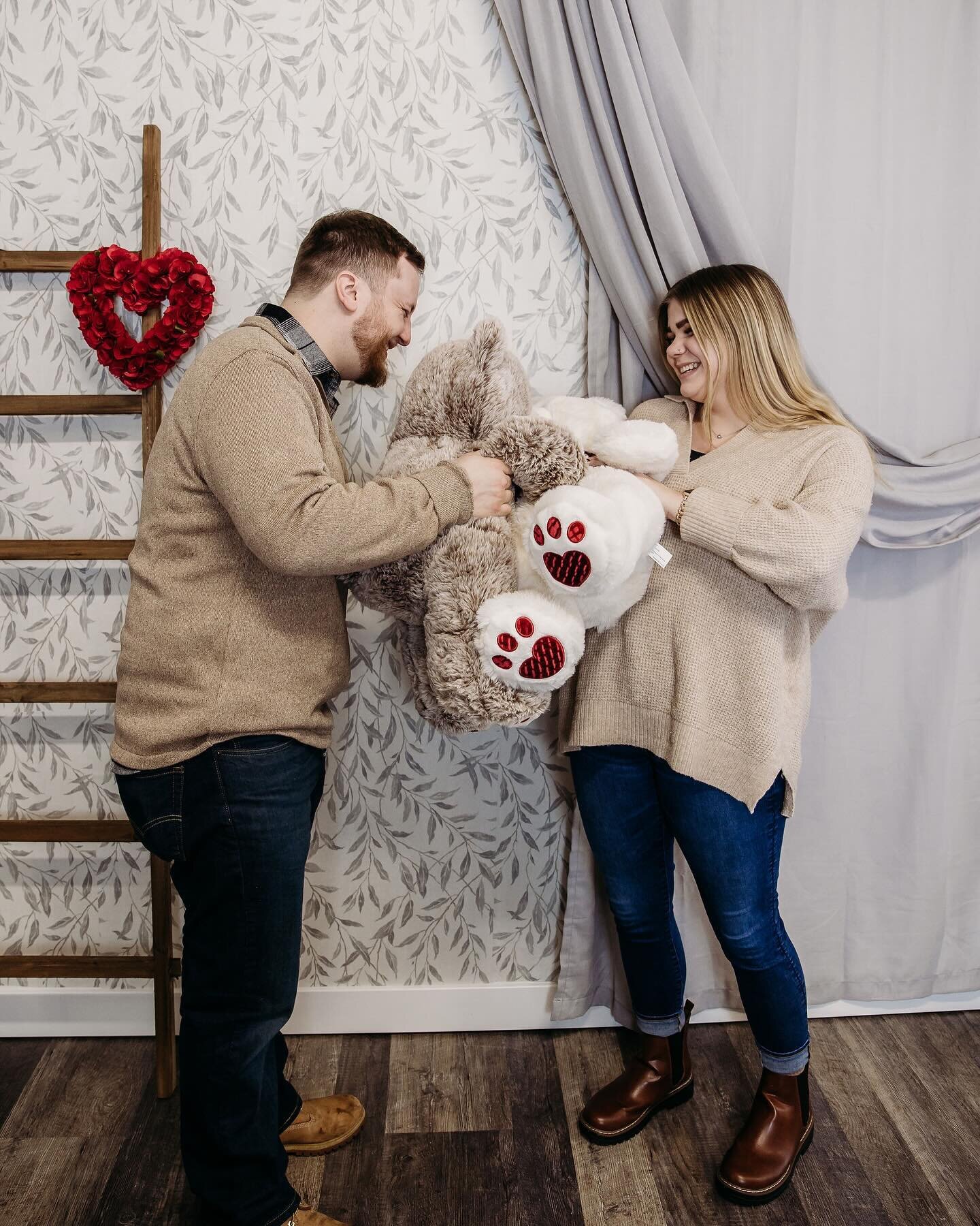 Celebrate L&hearts;️VE with a Valentines Day mini shoot! Grab your friends, family, and lovers to capture the memories shot at the lovely @interiorartistry_x_ed studio Feb. 11th, 2024 ! In Grand Rapids, MI 

Reserve your session here ⬇️

https://www.