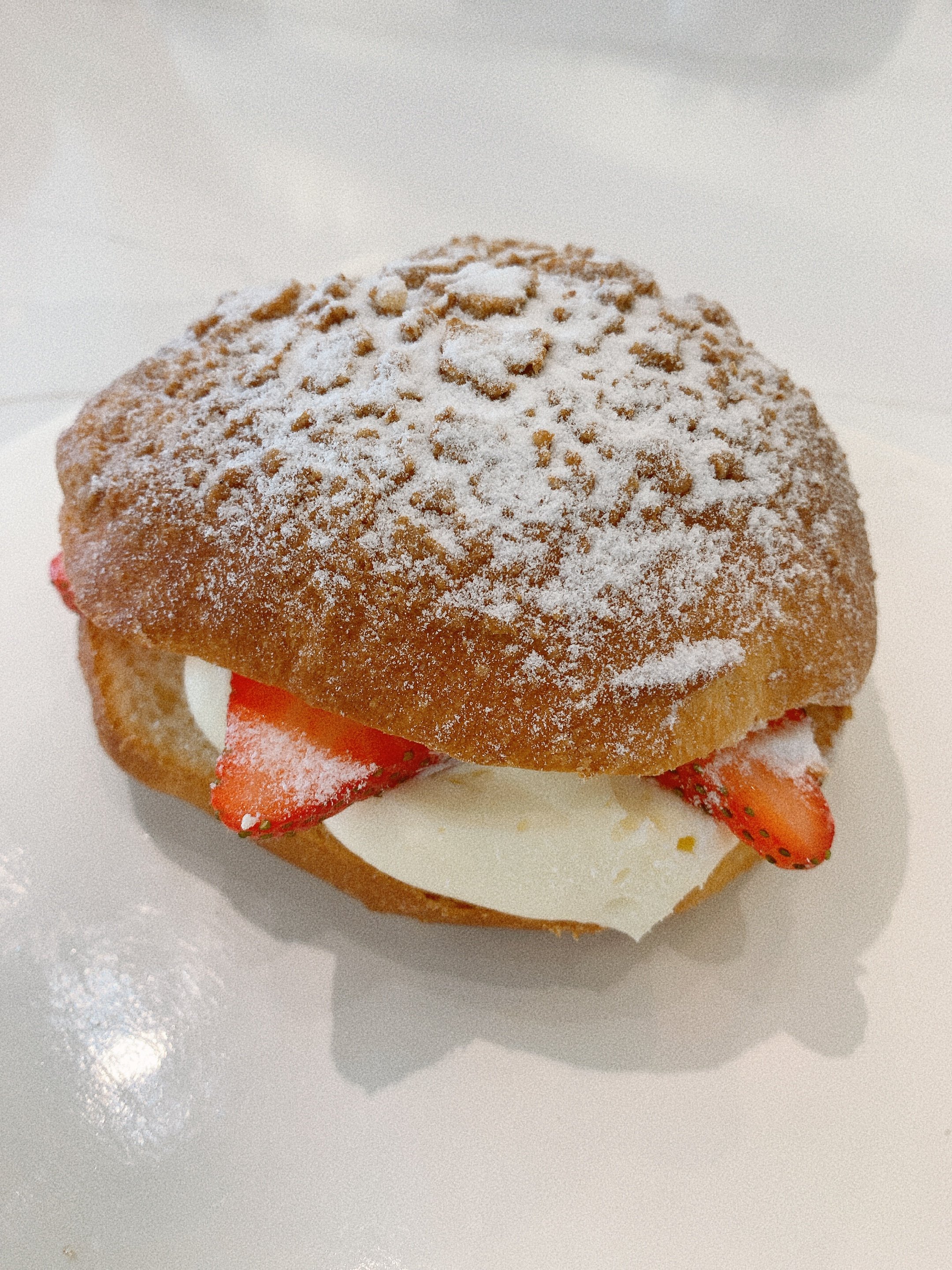 STRAWBERRY CREAM SOBORO