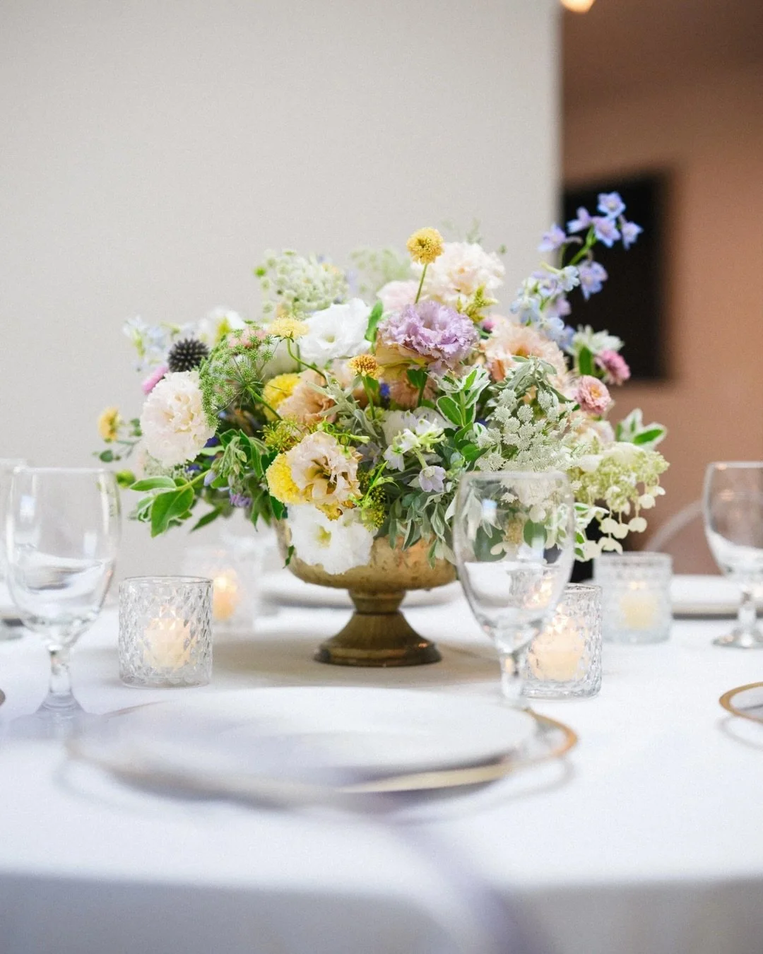 When you host at The Huntington Loft, your table isn&rsquo;t just decorated, it&rsquo;s styled with intention. 💐 

We partner with the beautiful @hometownflowerco and other creative partners to bring in elements that reflect your style and elevate y