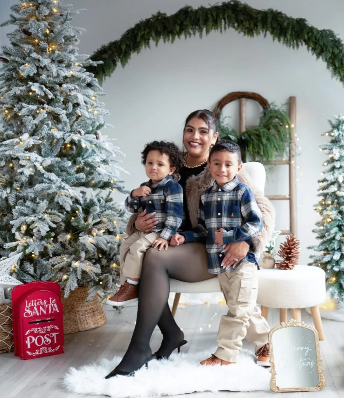 What a success! 🎄✨
Our holiday photo sessions at Huntington Loft were truly magical. Families captured the sweetest memories &mdash; from Christmas card portraits to cozy seasonal shots.
Thank you to everyone who joined us and filled the loft with w
