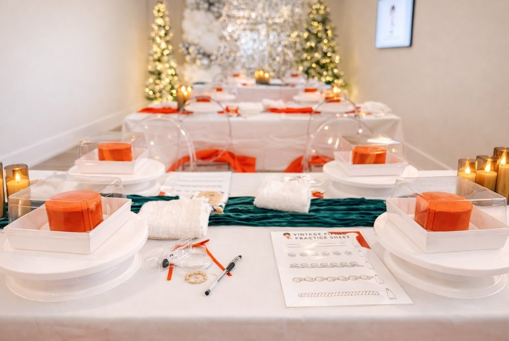 This holiday season at The Huntington Loft was nothing short of special ✨
One of our standout events was Frost &amp; Flow, an intimate R&amp;B cake-decorating experience by @brokescholarbaker, set to holiday R&amp;B sounds by @canelathedj 

Guests ga