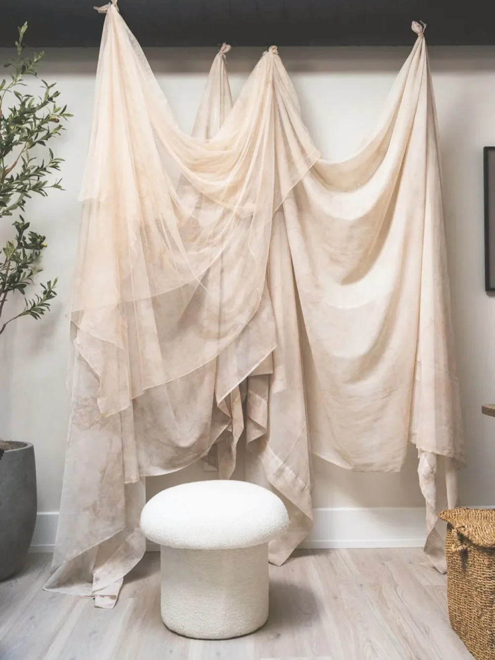 A space designed to be photographed ✨

The Huntington Loft doubles as a light-filled photo studio&mdash;featuring clean white walls, natural light, movable furniture, and curated props.

Perfect for branding sessions, lifestyle shoots, content creati