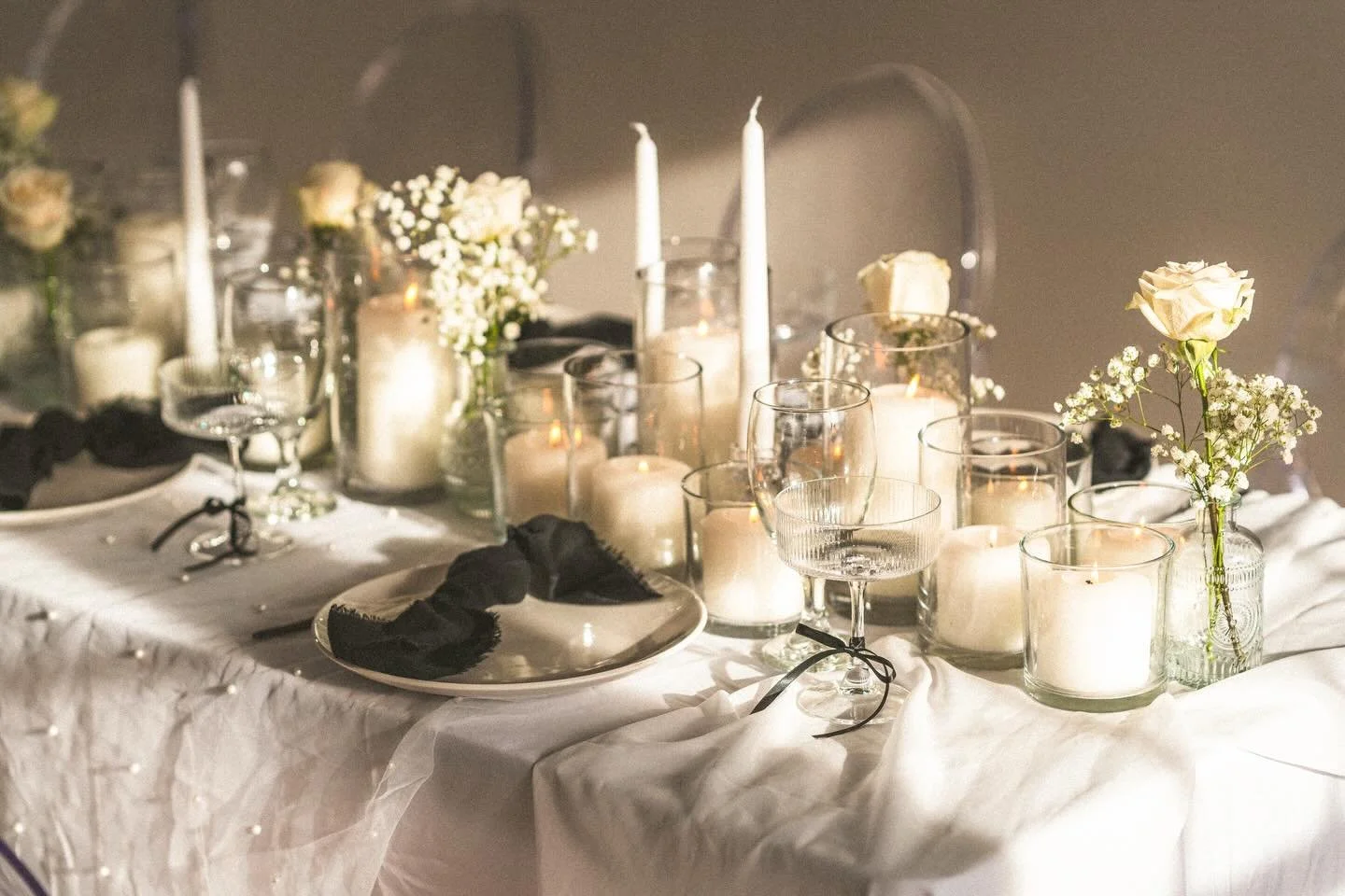 Roses are red 🌹
The candles are glowing ✨
The music is low&hellip;
And the champagne is flowing 🥂

Happy Valentine&rsquo;s Day from
The Huntington Loft 🤍

Celebrating love in all its forms &mdash; couples, friends, family, and every reason to gath