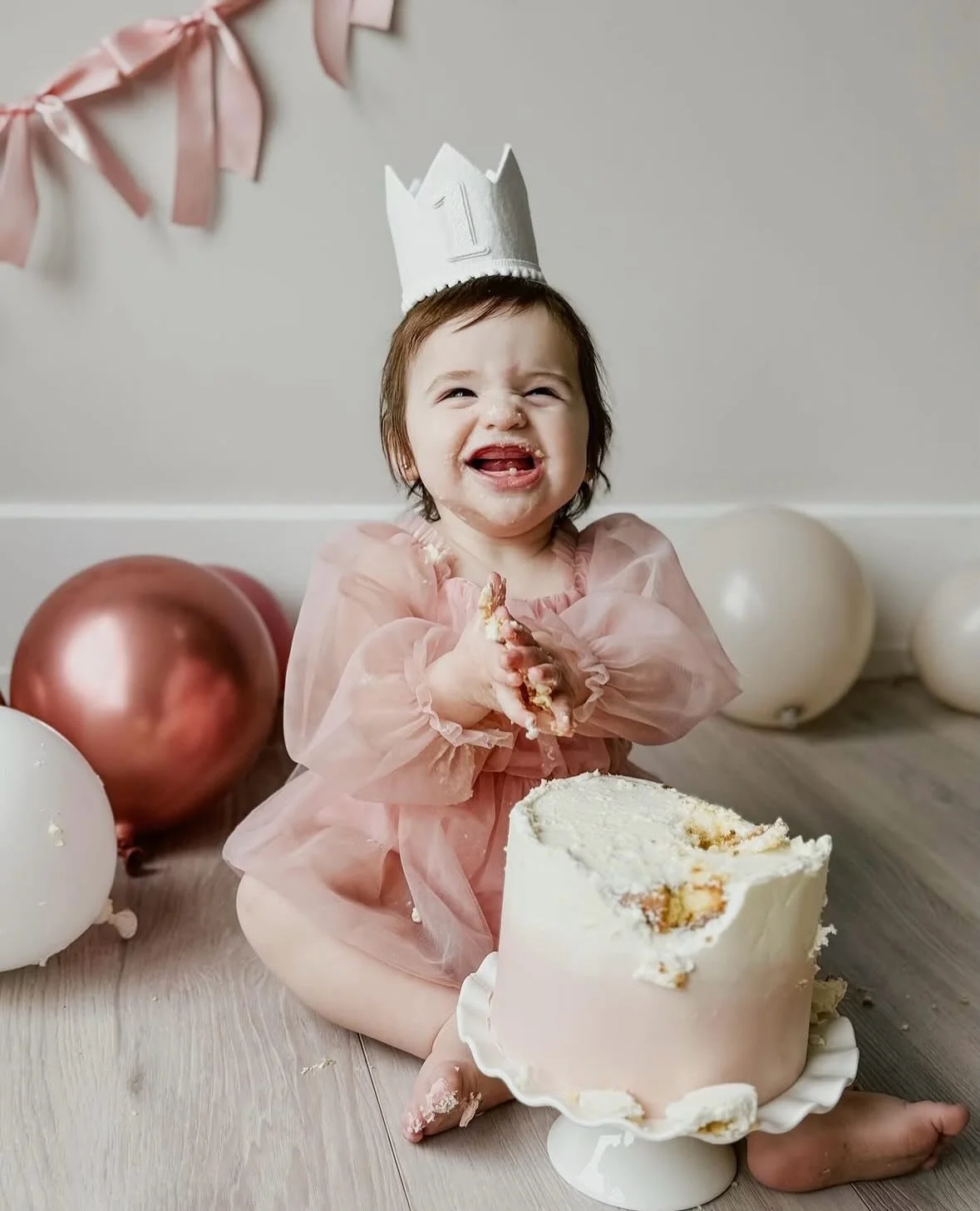 tiny moments like these&hellip; 🤍

first birthdays, cake smashes, and memories that feel so big

captured so beautifully at the loft ✨

@longislandiphonephotographer 
@edkcookies @elyssadkaplan 
#thehuntingtonloft #firstbirthday #firstbirthdayphotos