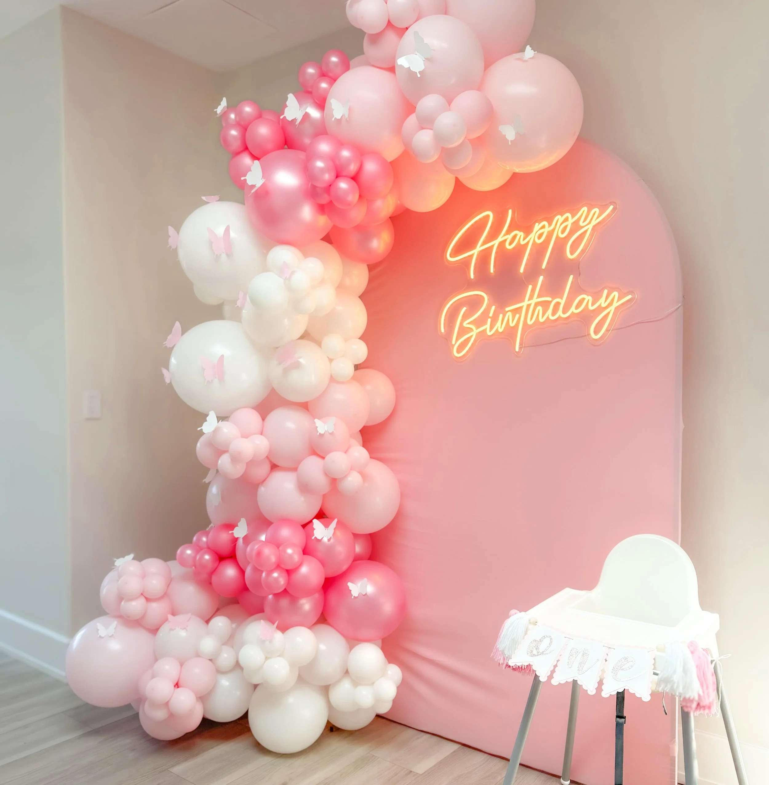 One year fluttered by 🦋✨
Loved hosting this sweet butterfly-themed first birthday at The Huntington Loft.

Backdrop &amp; decor @thehuntingtonloft 
Balloons @ps_balloons 
Soft play area @partyfiestany 

#thehuntingtonloft #firstbirthday #butterflyth