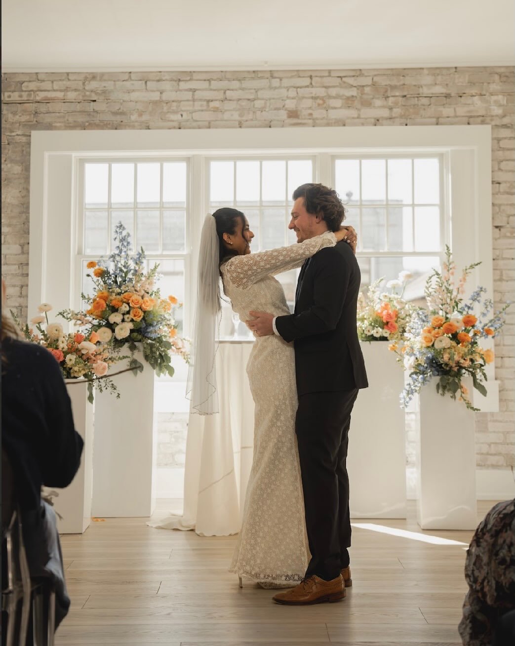 Small weddings. Big moments. ✨
Every detail, every glance, every promise&mdash;beautifully celebrated at The Huntington Loft.
Now booking intimate weddings for 2026.

Venue &amp; Tablescape @thehuntingtonloft 
Florals @mainstreetnursery @bellaflowers