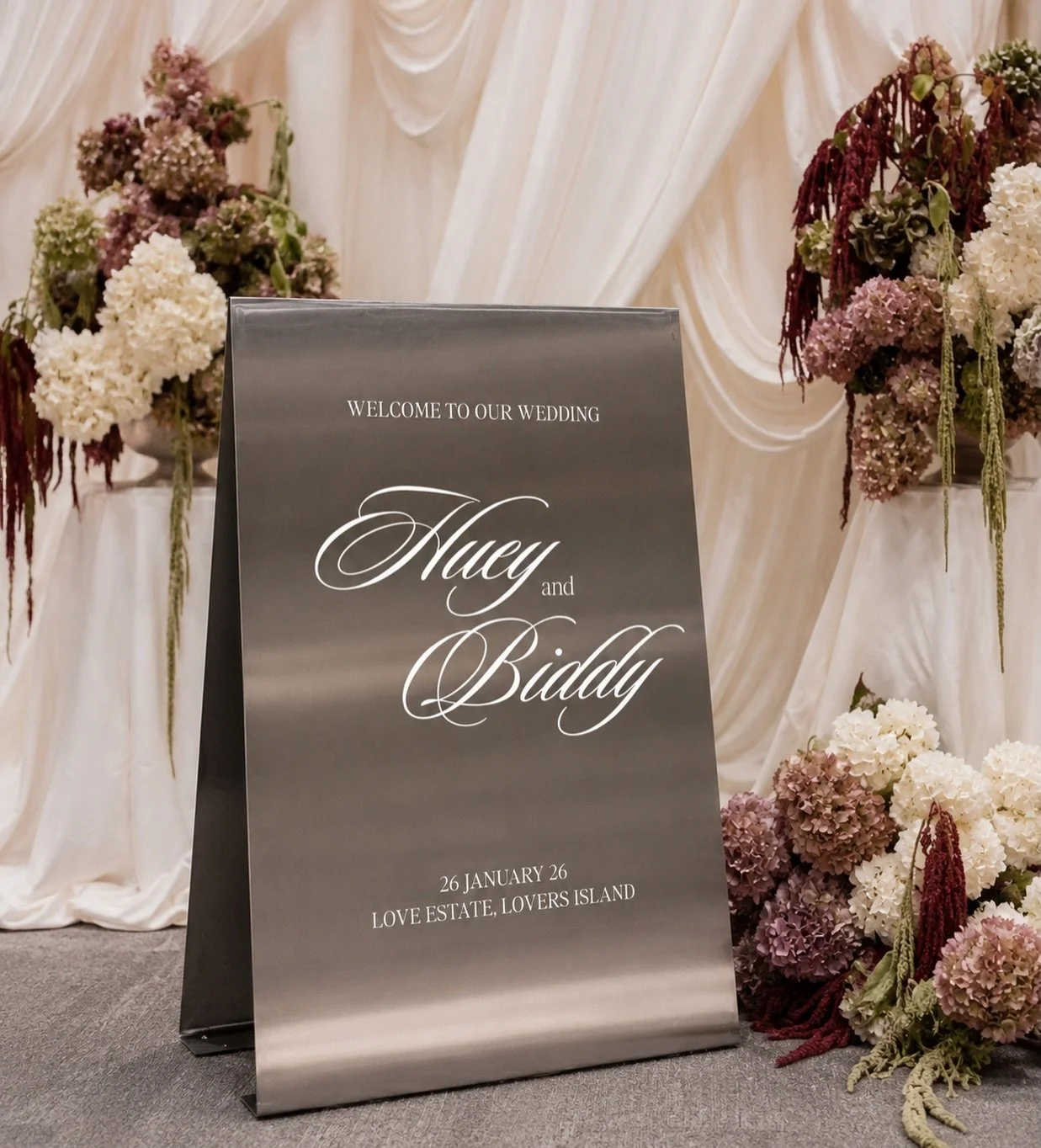 Metallic silver?
Having a moment.

And this is exactly the kind of sign we want greeting us at a wedding.

Luxe, polished, a little unexpected, and absolutely giving: yes, we are here for the party.

A welcome moment with serious main character energ