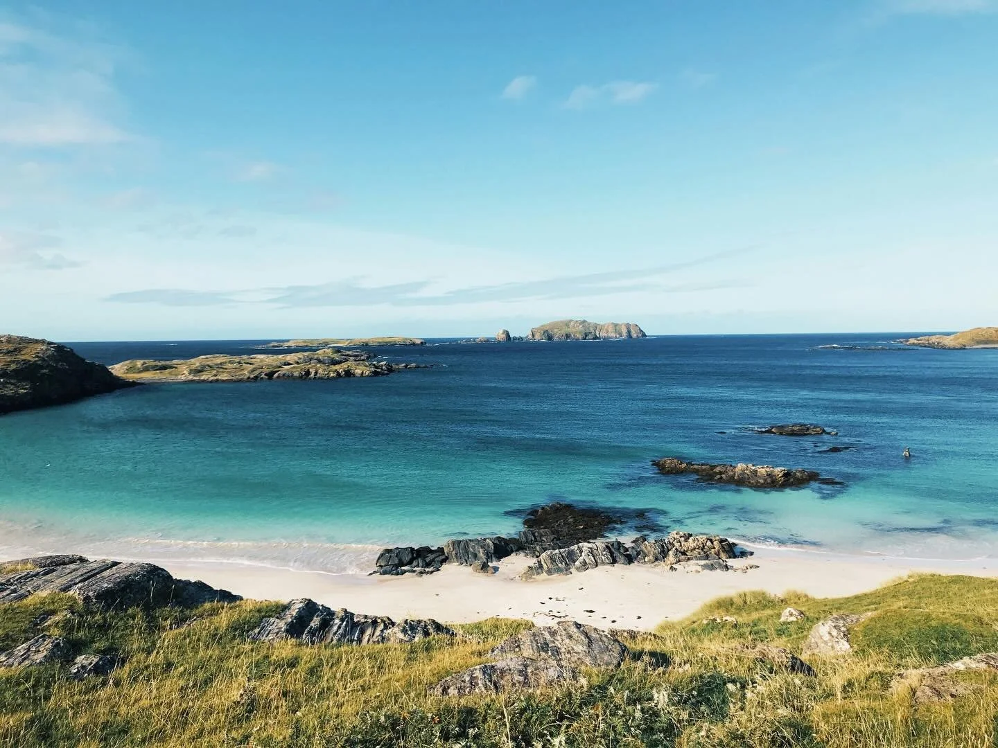 No, this isn&rsquo;t the Bahamas&hellip; 🌊✨
It&rsquo;s Britain - we have beautiful beaches too!

Crystal-clear waters, sweeping white sands, and hidden coves that feel worlds away from everyday life. From the turquoise shores of Cornwall to secluded