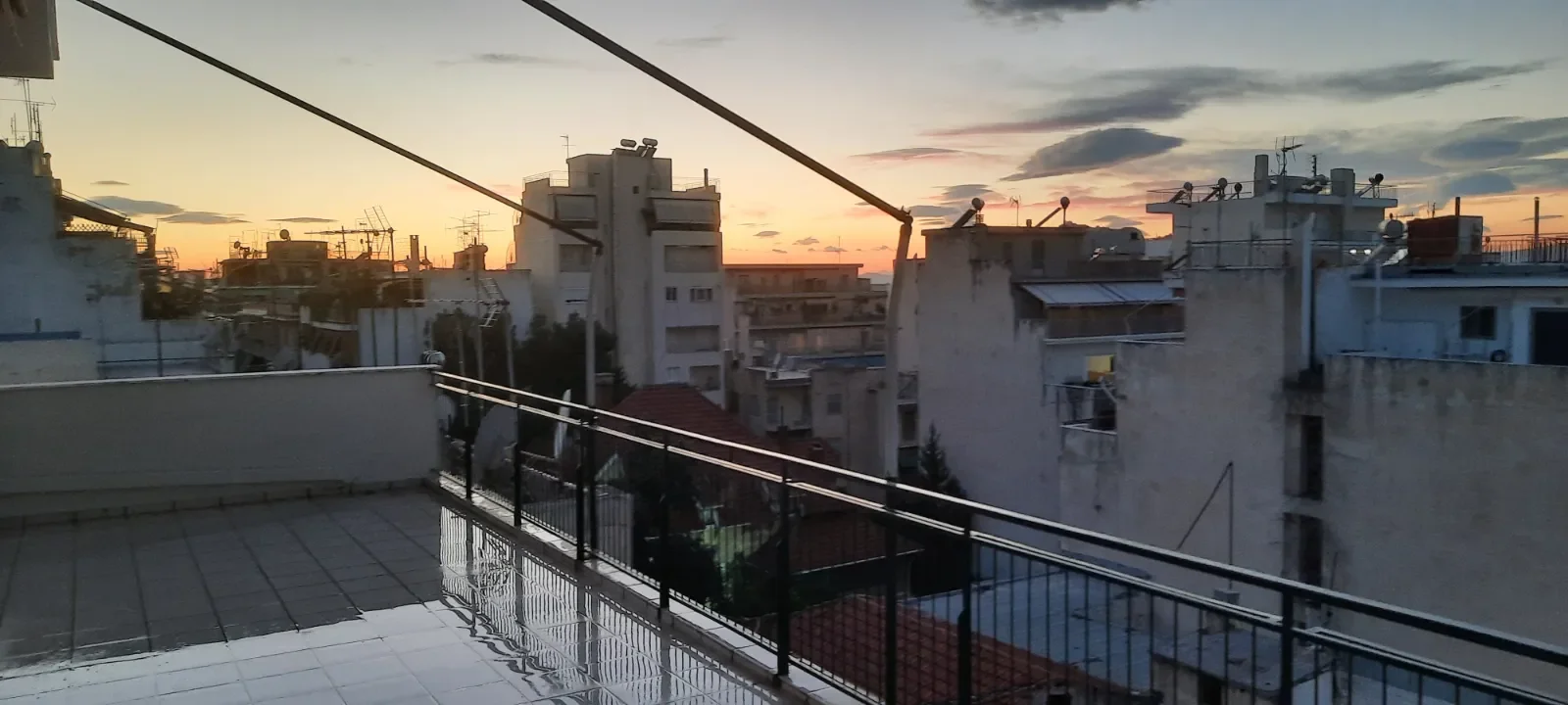 360979630_1600x1200.webp