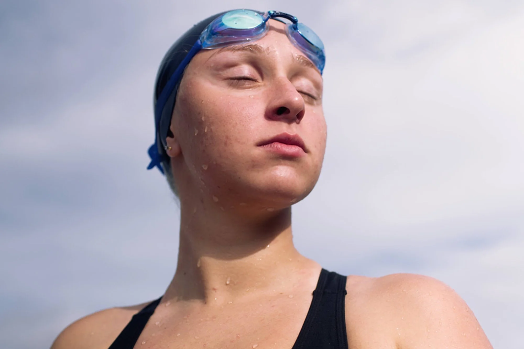 Starkes Sportporträt einer Schwimmerin mit natürlichem Licht, authentische Fotografie von Lebenskunst Photography