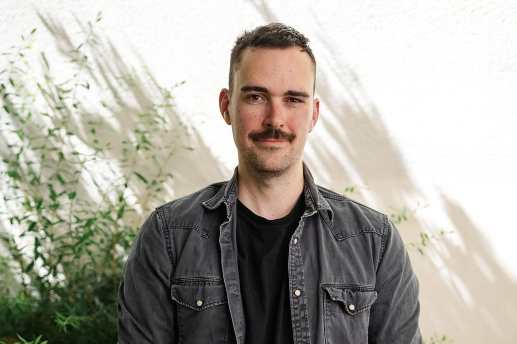 Z-up Studio Authentisches Personal Branding Porträt mit natürlichem Licht, moderne Business Fotografie