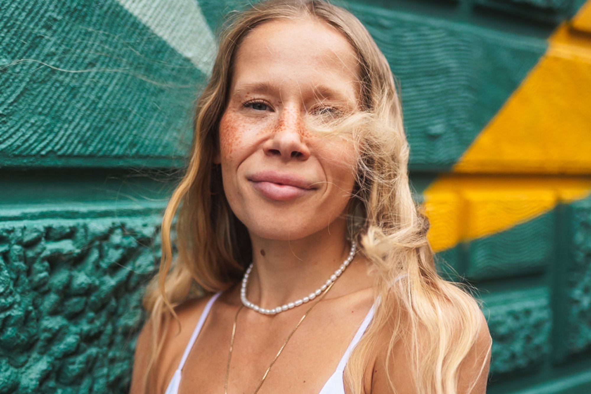 Natürliches Personal Branding Porträt mit Sommersprossen, authentische Fotografie von Lebenskunst Photography