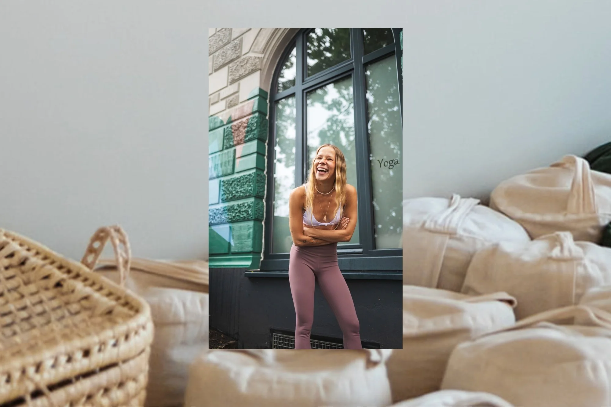 Lebendiges Personal Branding Shooting vor Yoga-Studio, natürliche Fotografie von Lebenskunst Photography