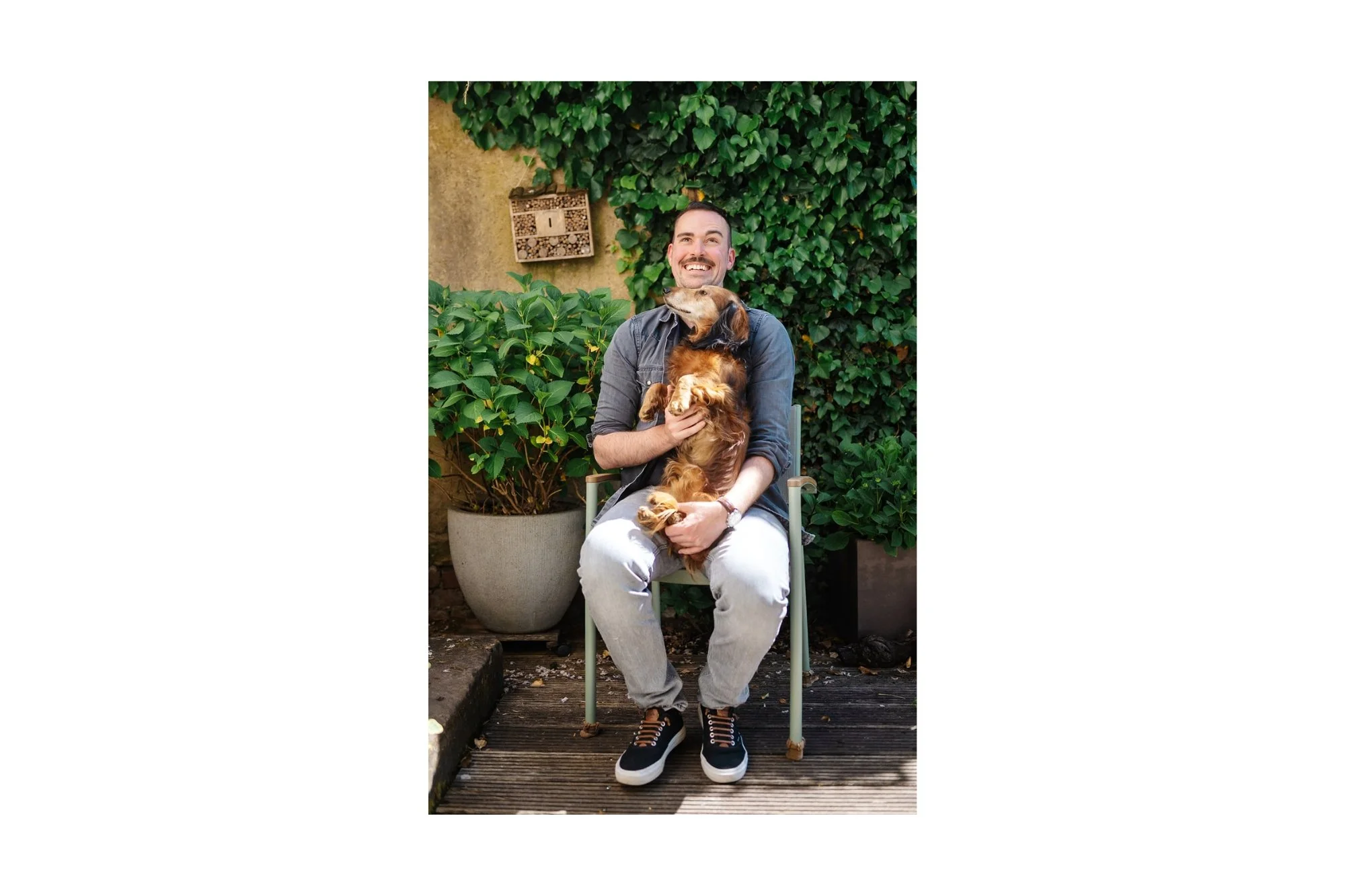 Z-up Studio Persönliches Personal Branding Porträt mit Hund, natürliche Business Fotografie im Außenbereich