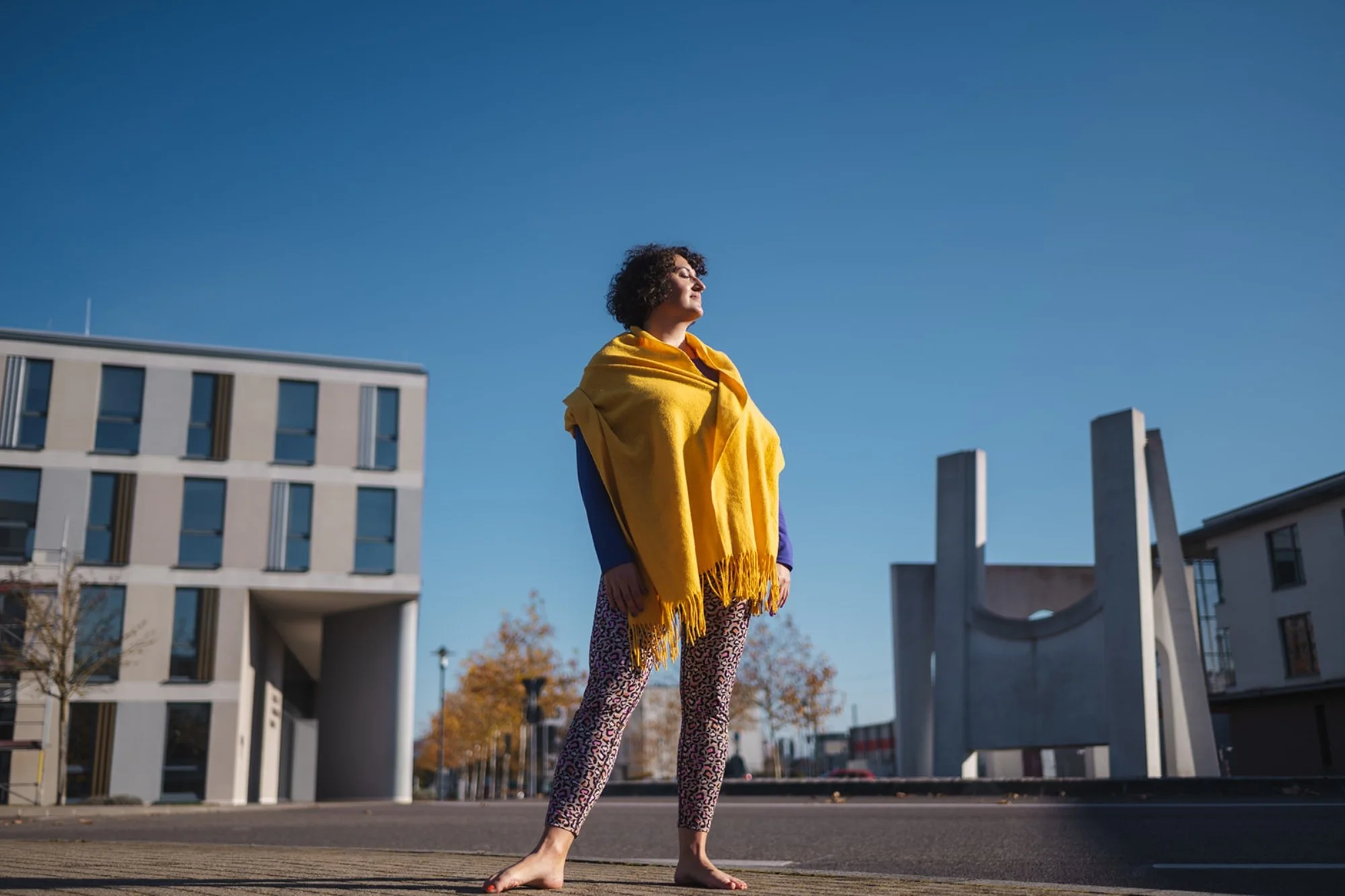 Authentisches Outdoor-Porträt mit urbaner Architektur, natürliche Personal Branding Fotografie von Lebenskunst Photography