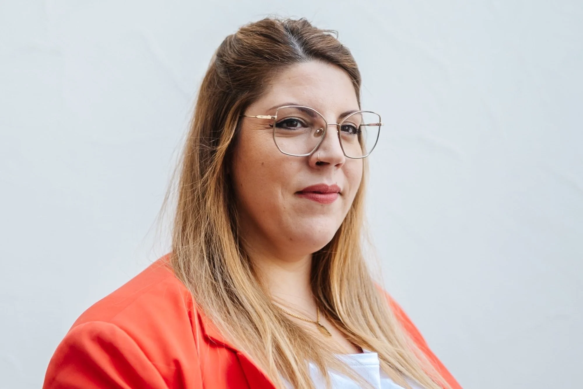 Authentisches Personal Branding Porträt einer Grafikdesignerin, business fotografie mit natürlichem Licht