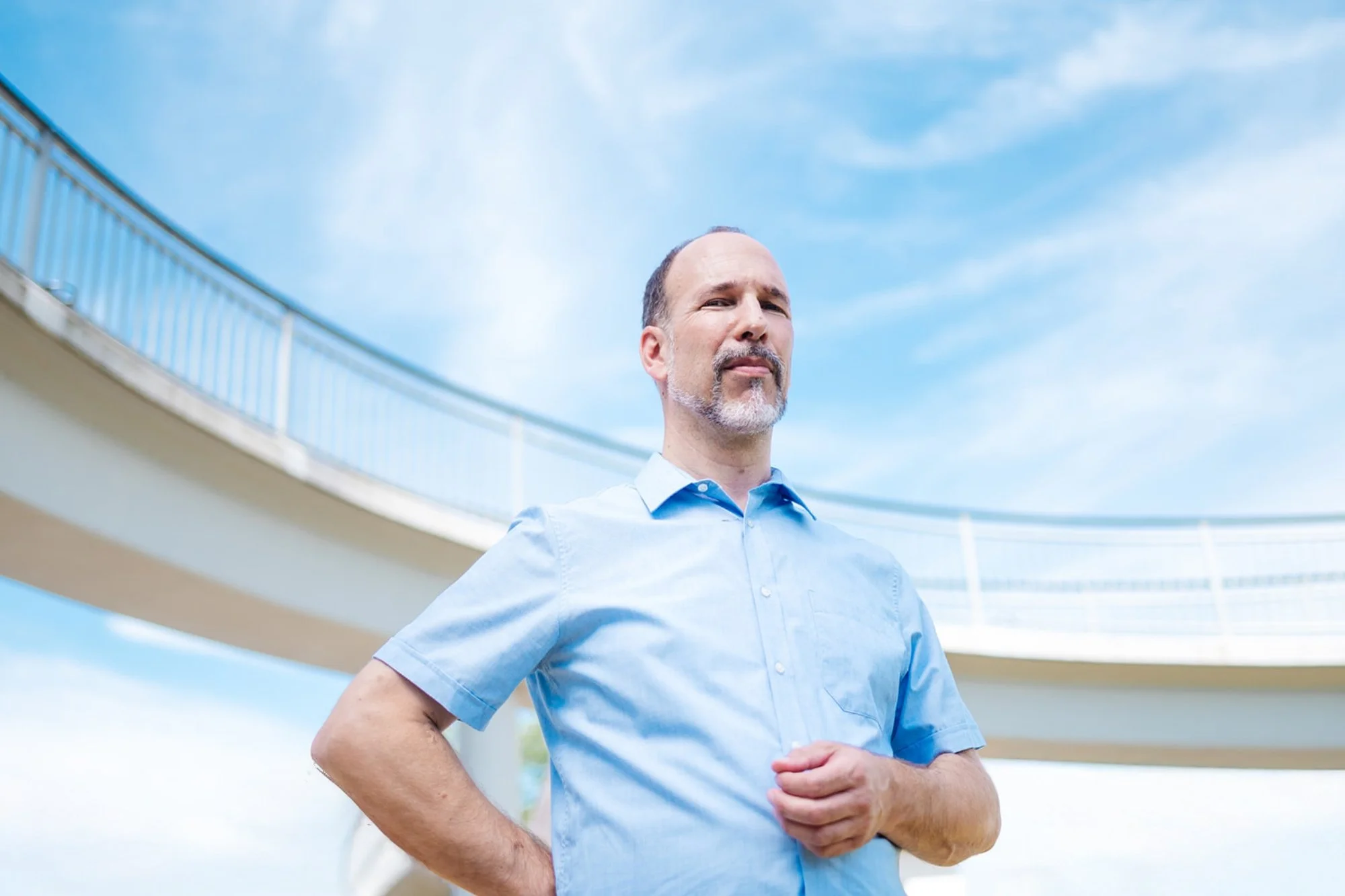 peter hoff Professionelles Outdoor-Porträt eines Unternehmers, authentische Business Fotografie mit urbaner Architektur