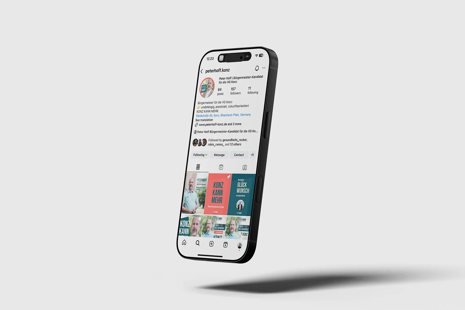 Ein Smartphone, das eine Instagram-Seite eines politischen Kandidaten in Deutschland zeigt, mit Bildern und Texten zur Bürgermeisterkandidatur.