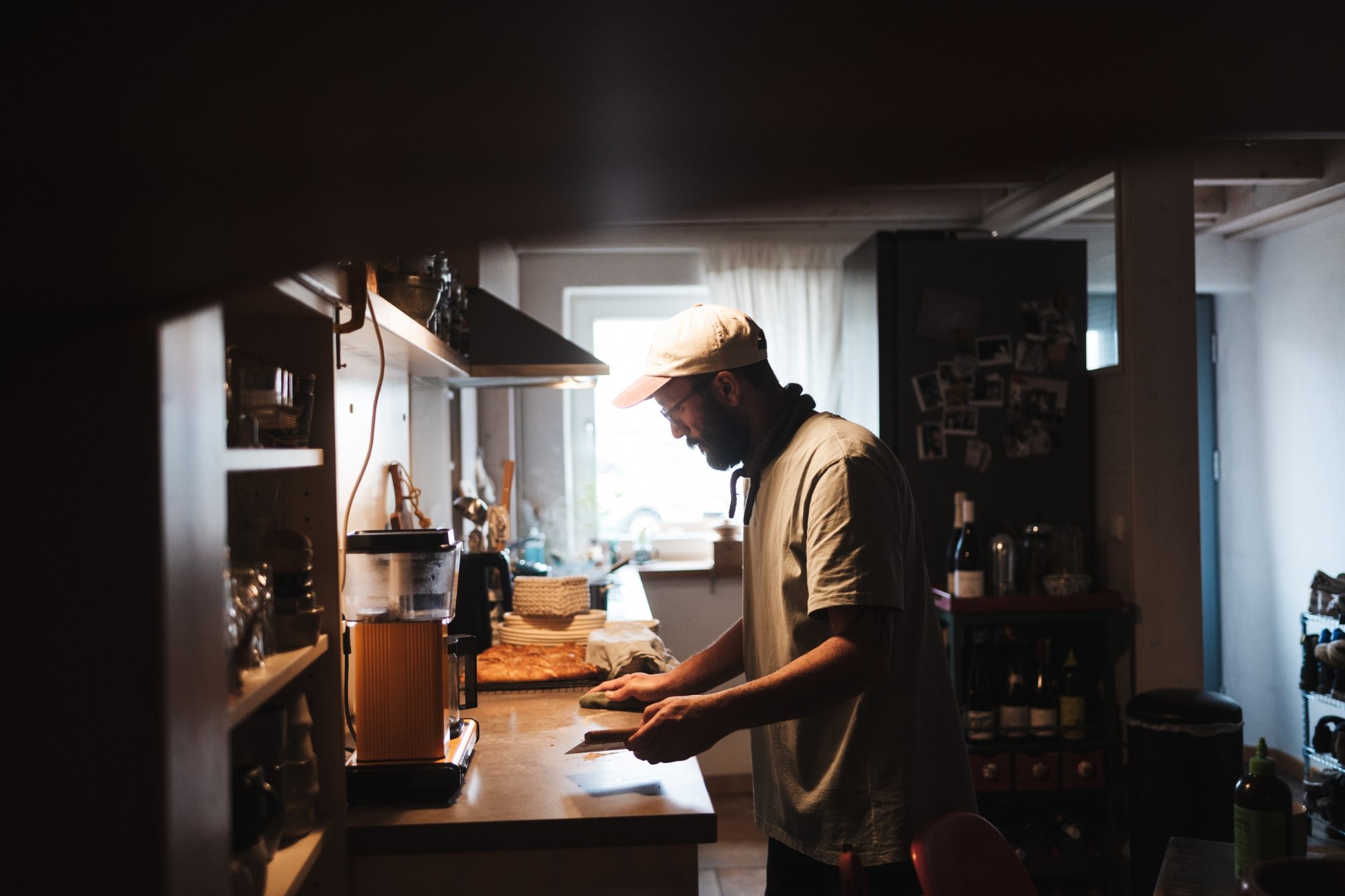 Dokumentarisches Porträt beim Brotbacken in der Küche, authentische Business Fotografie mit natürlichem Licht Trier