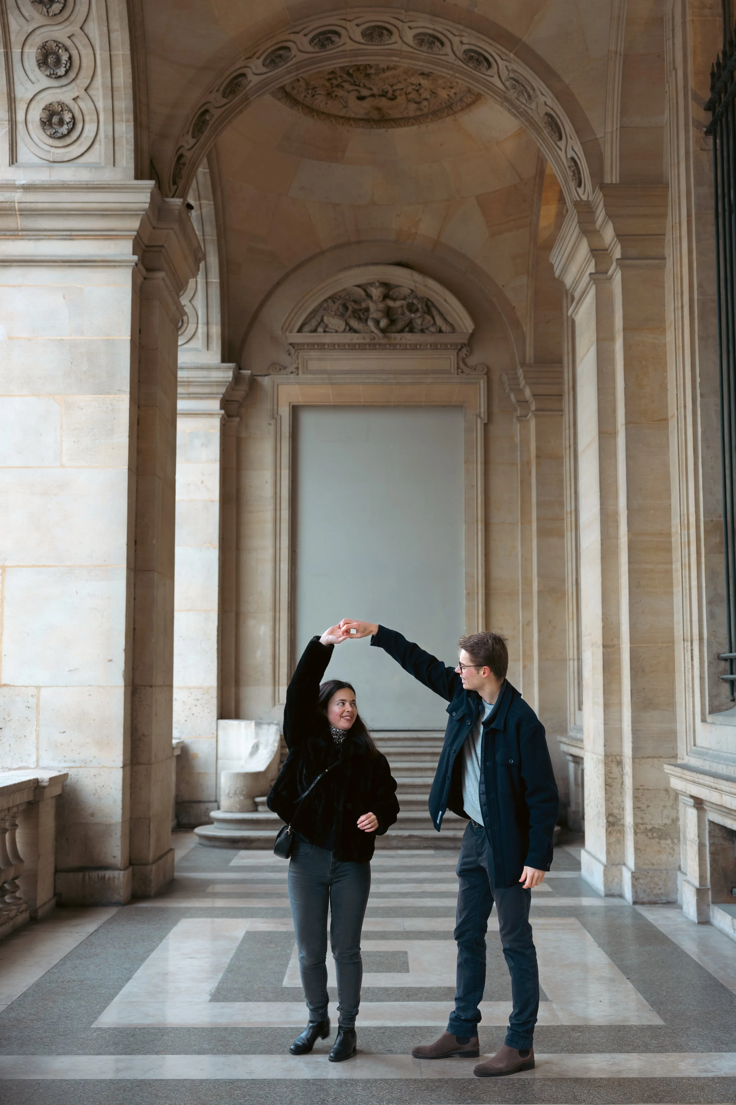 Jeune couple à Paris au Louvre
