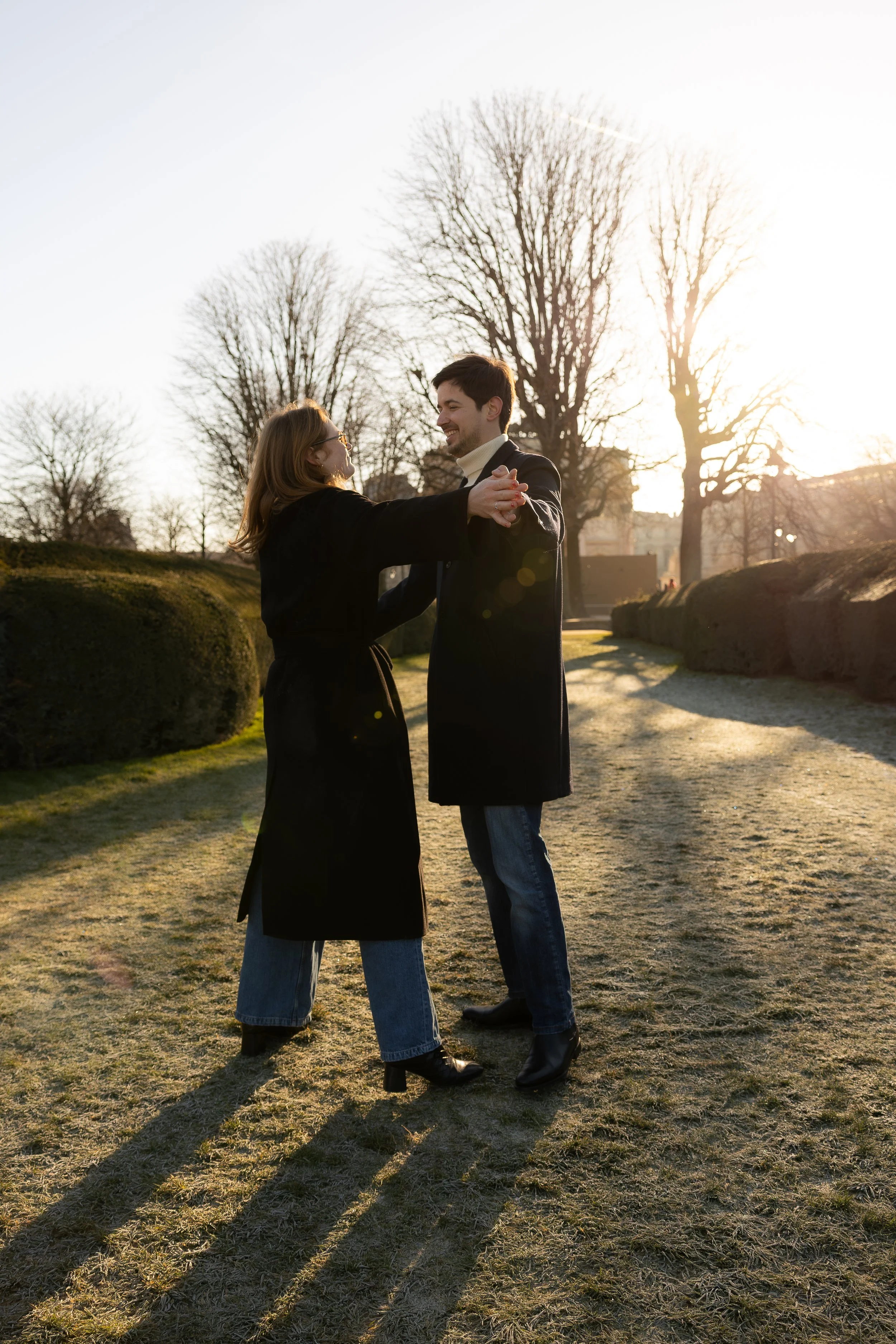 Séance photo de couple à Paris en lumière naturelle au Louvre
