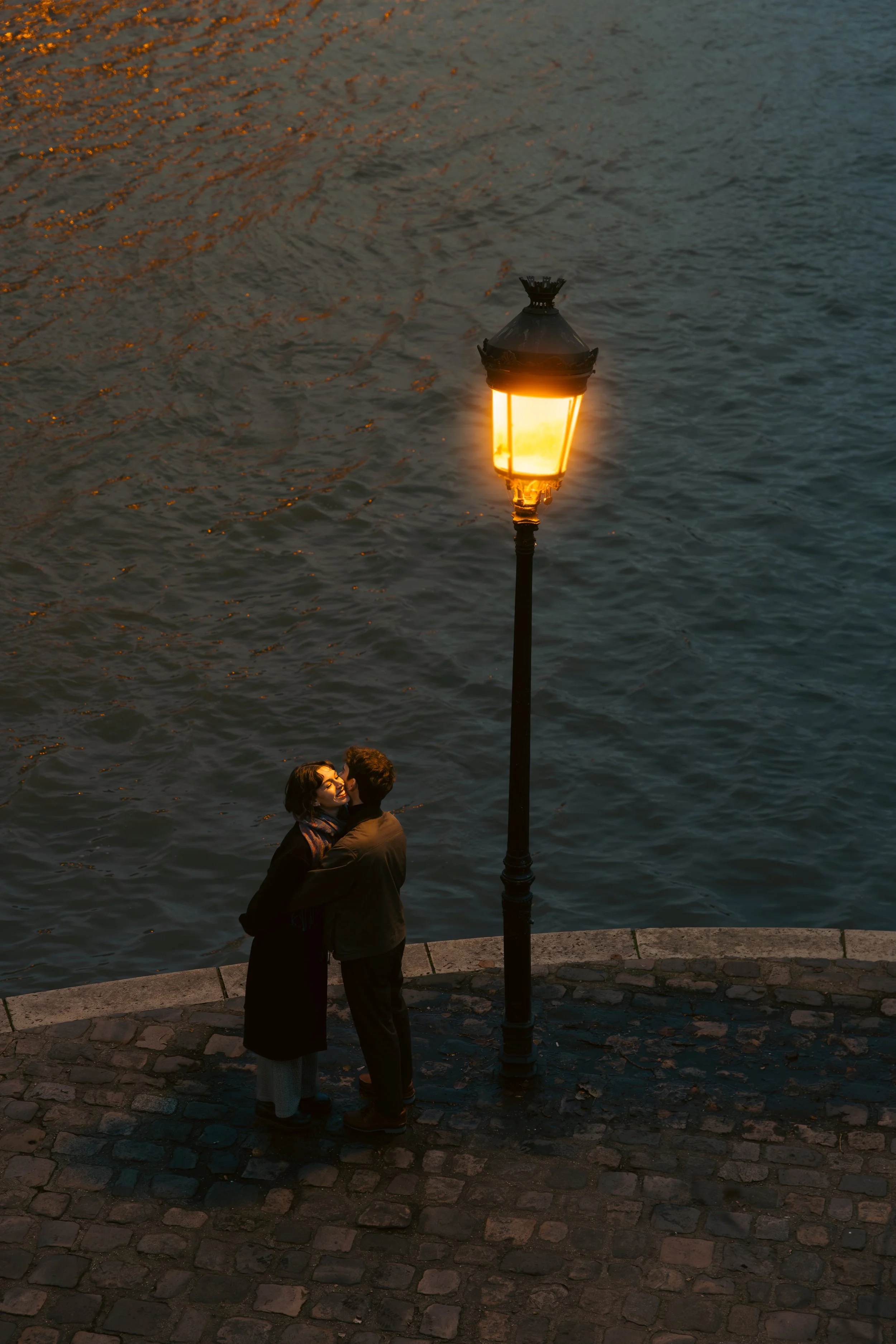Photo de couple de nuit à Paris