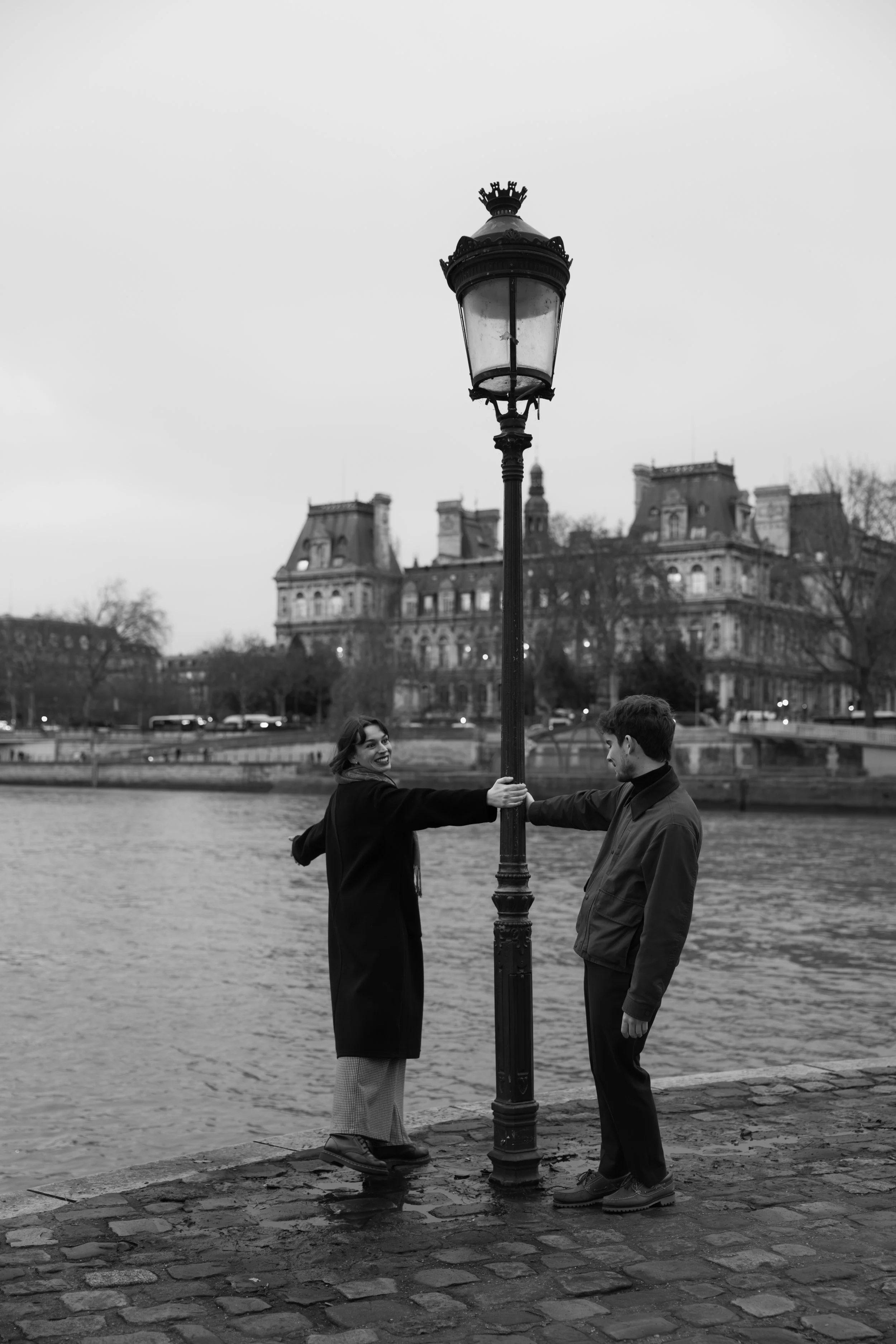 Séance photo de couple à Paris en lumière naturelle