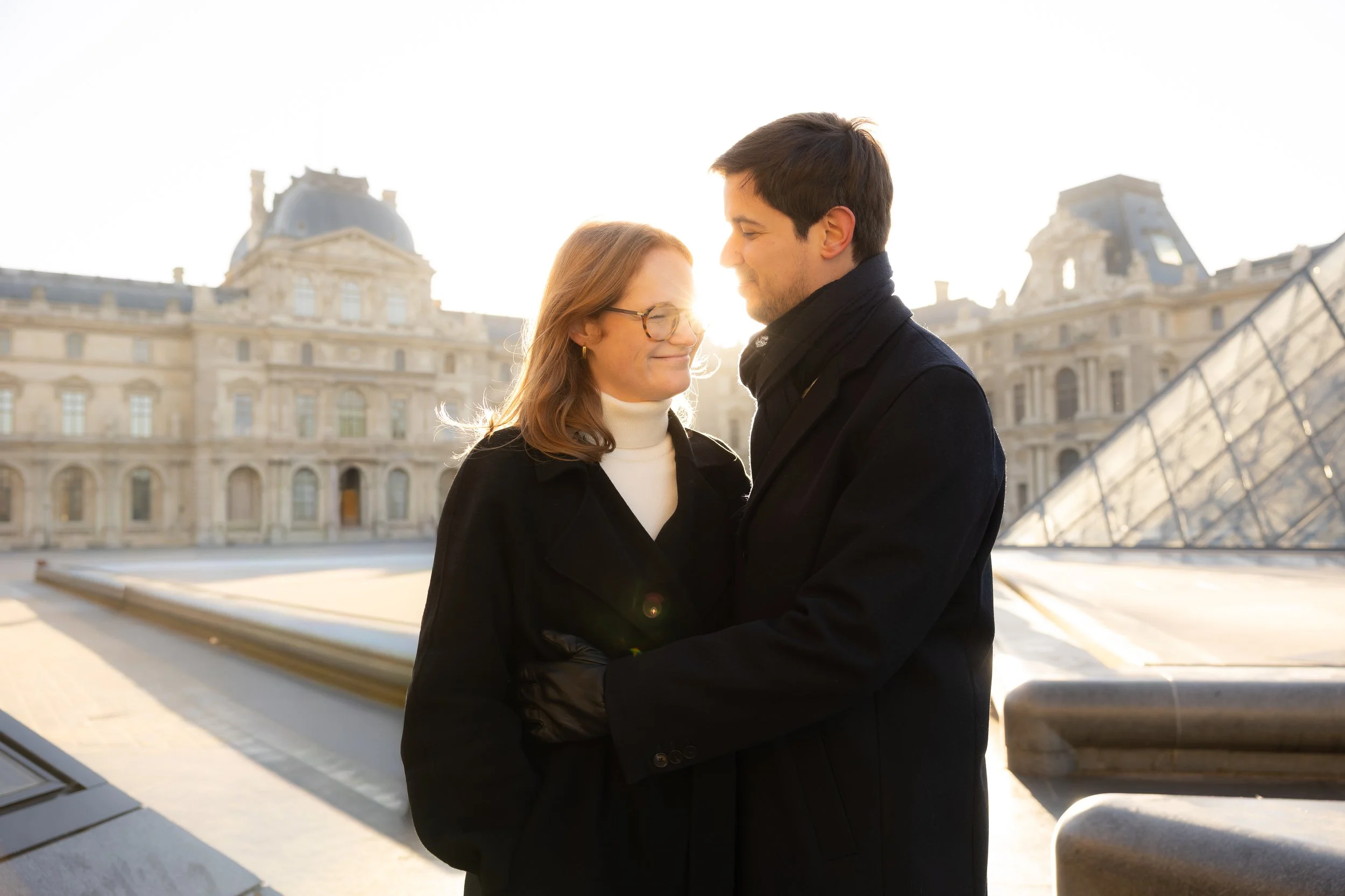 Séance photo d'engagement à Paris au Louvre
