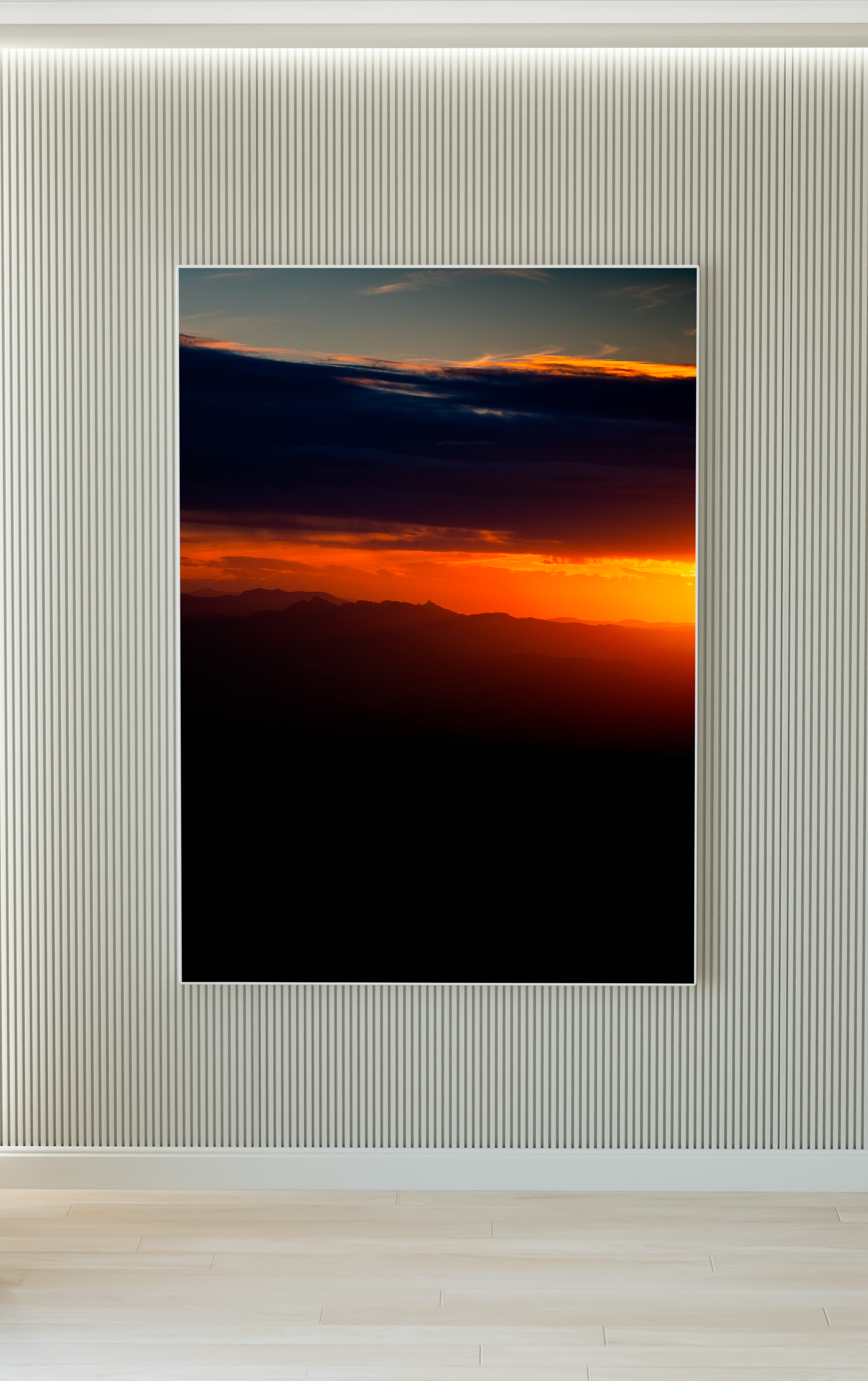 Pantalla mostrando una puesta de sol con nubes oscuras y una línea de cielo naranja y azul.