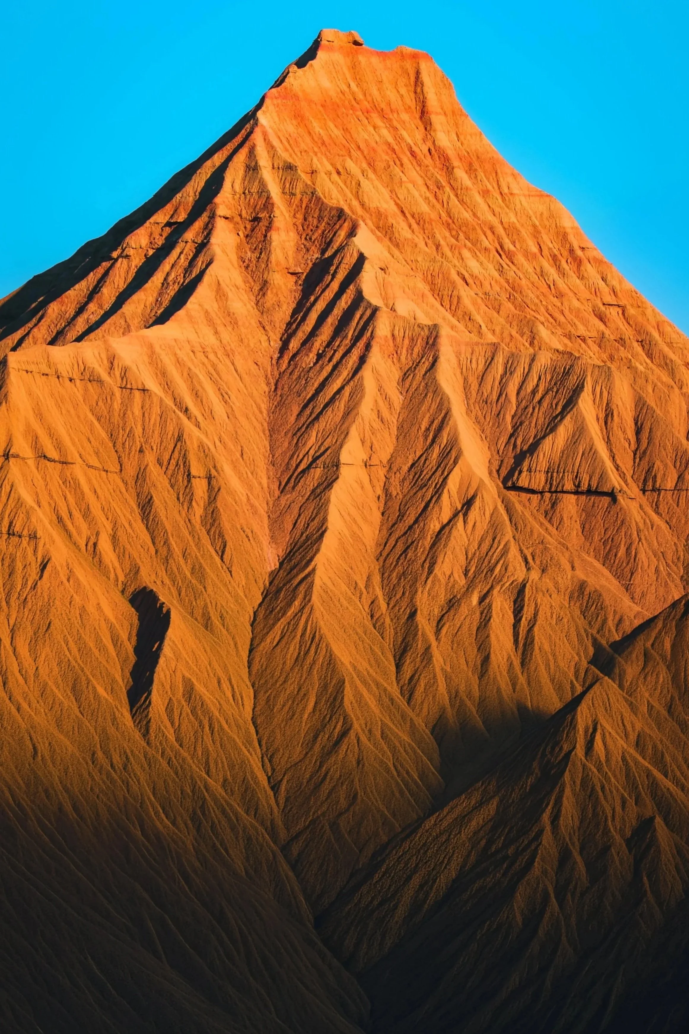 Montaña dorada y roja bajo un cielo azul claro