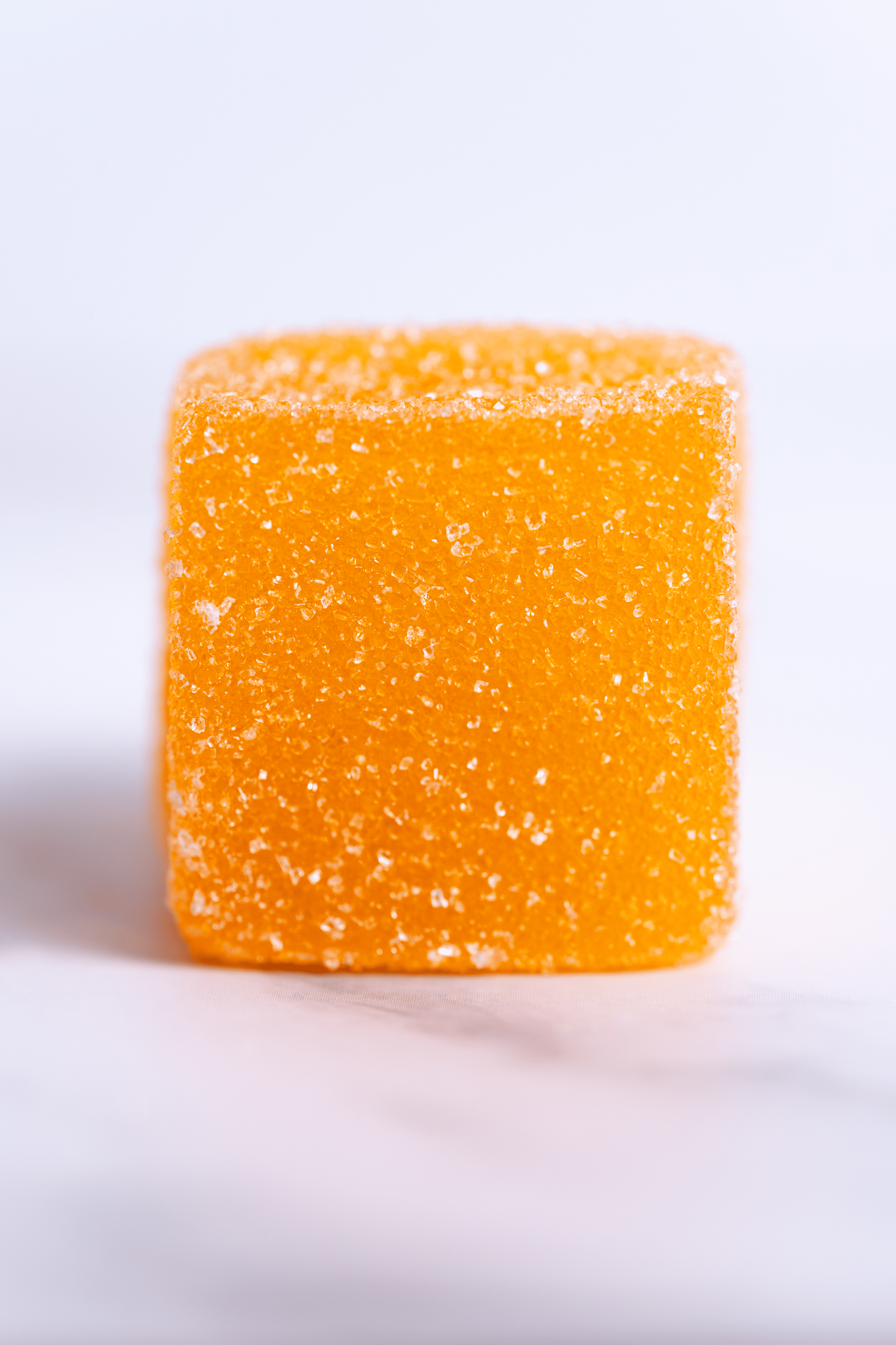 Bloque de azúcar en color naranja con textura cristalina